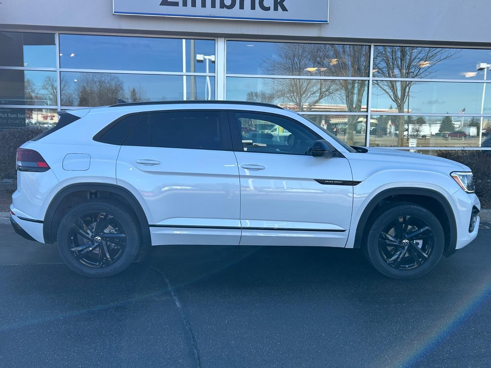 Volkswagen Atlas Cross Sport Vehicle Image 02