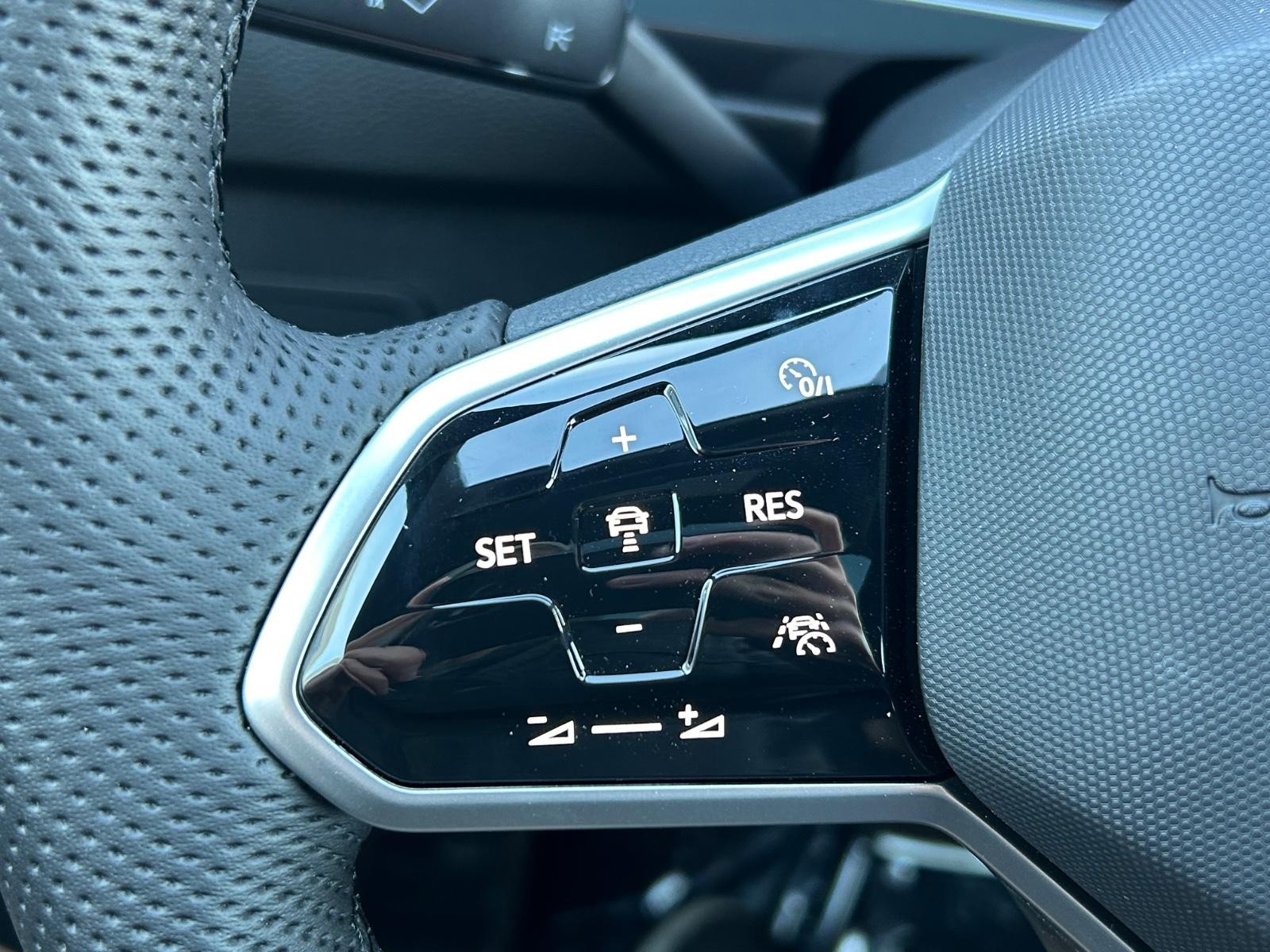 Volkswagen Tiguan Vehicle Image 11