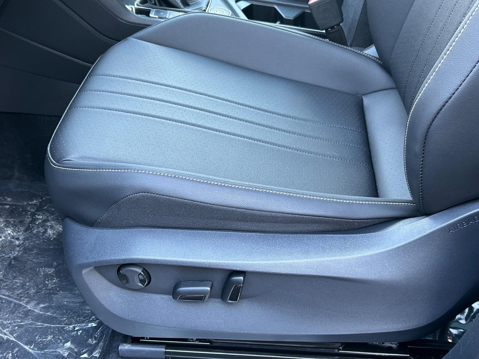 Volkswagen Tiguan Vehicle Image 16