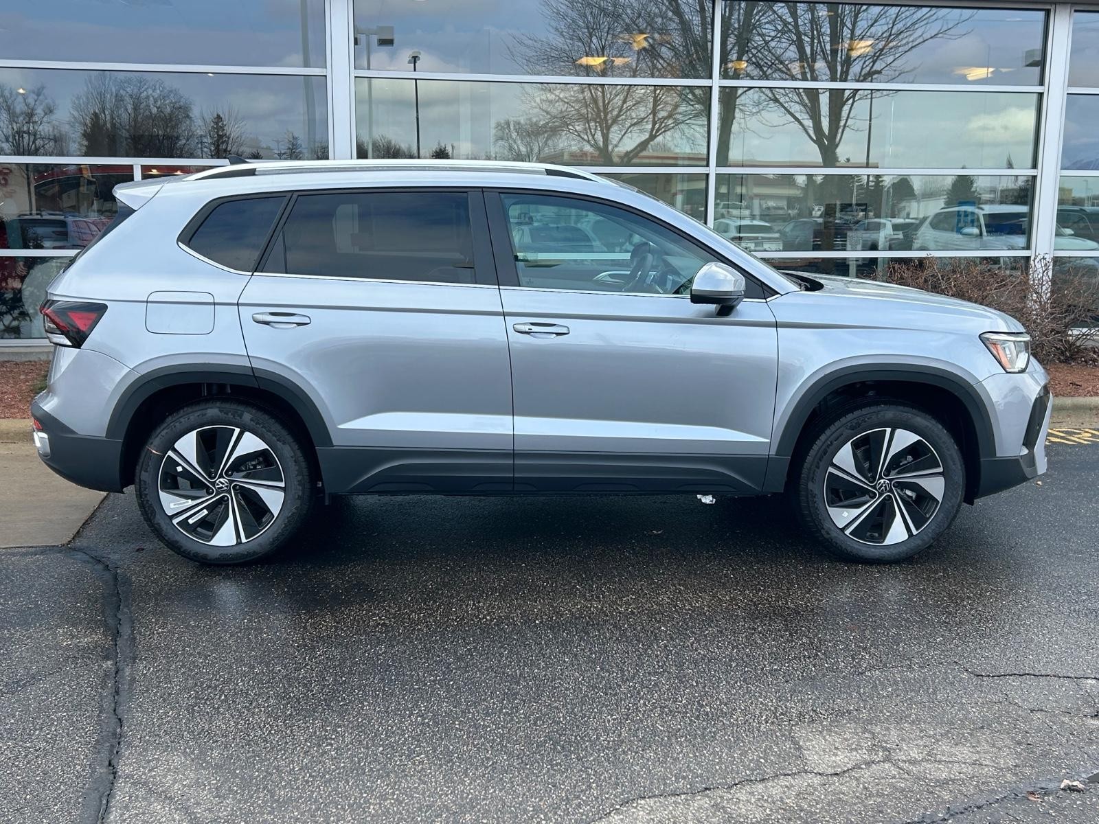Volkswagen Taos Vehicle Image 02