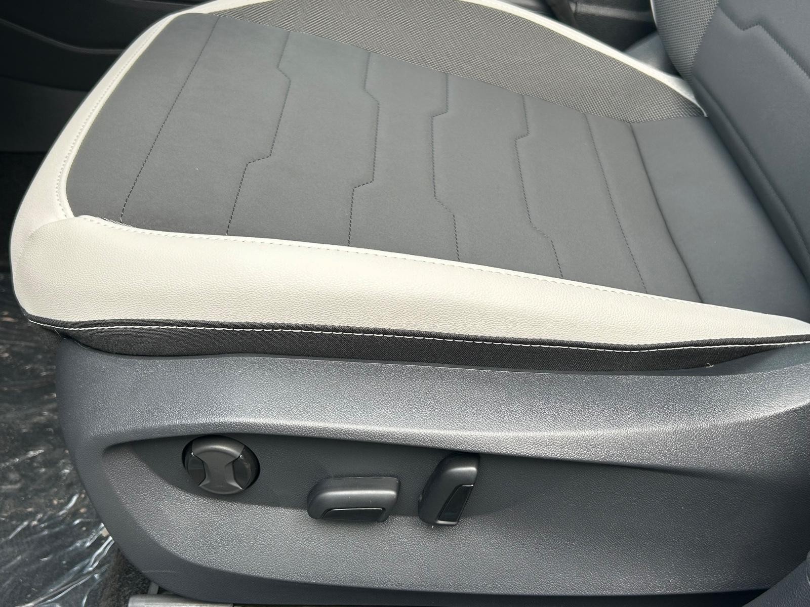 Volkswagen Taos Vehicle Image 16