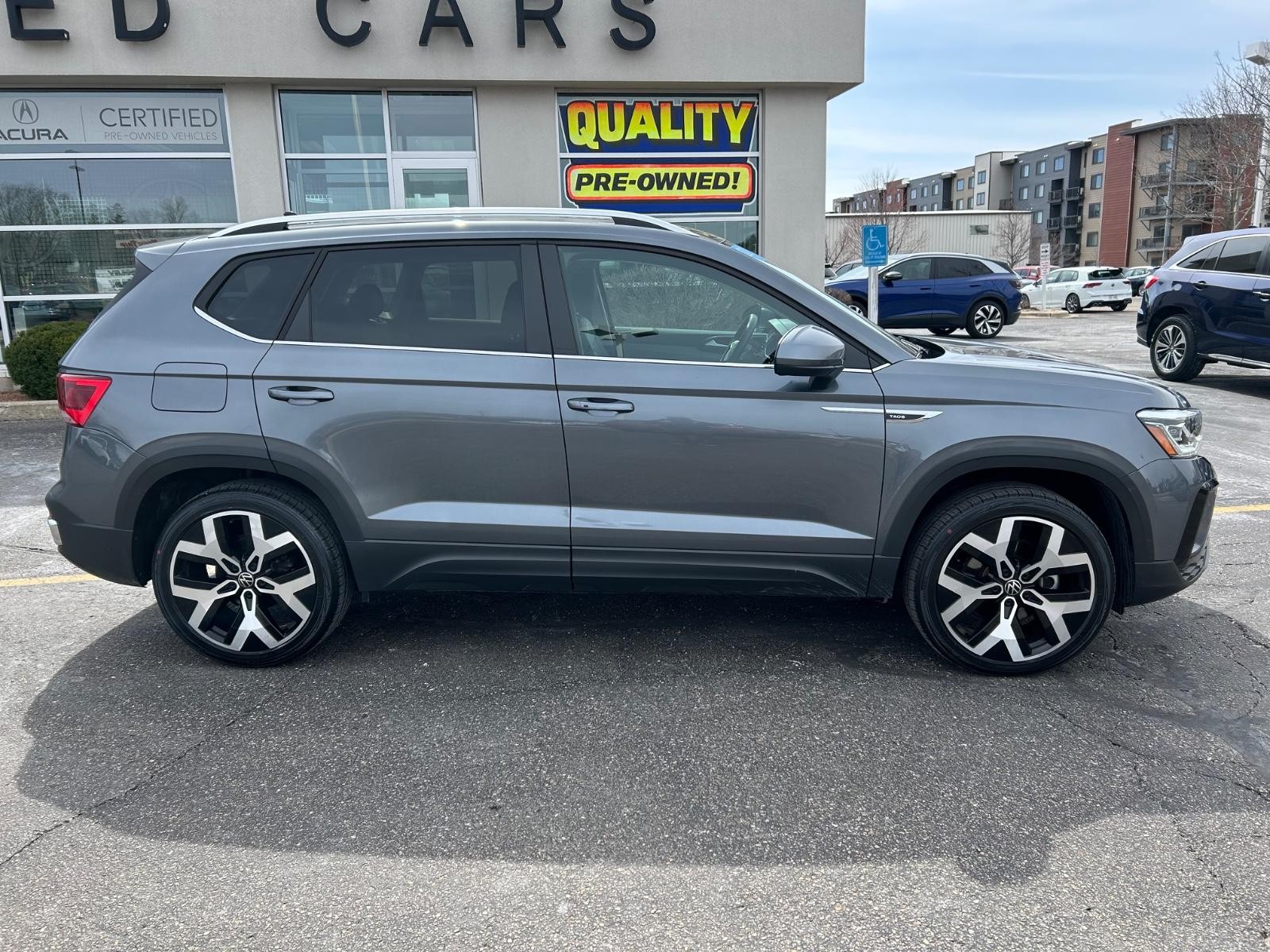 Volkswagen Taos Vehicle Image 02