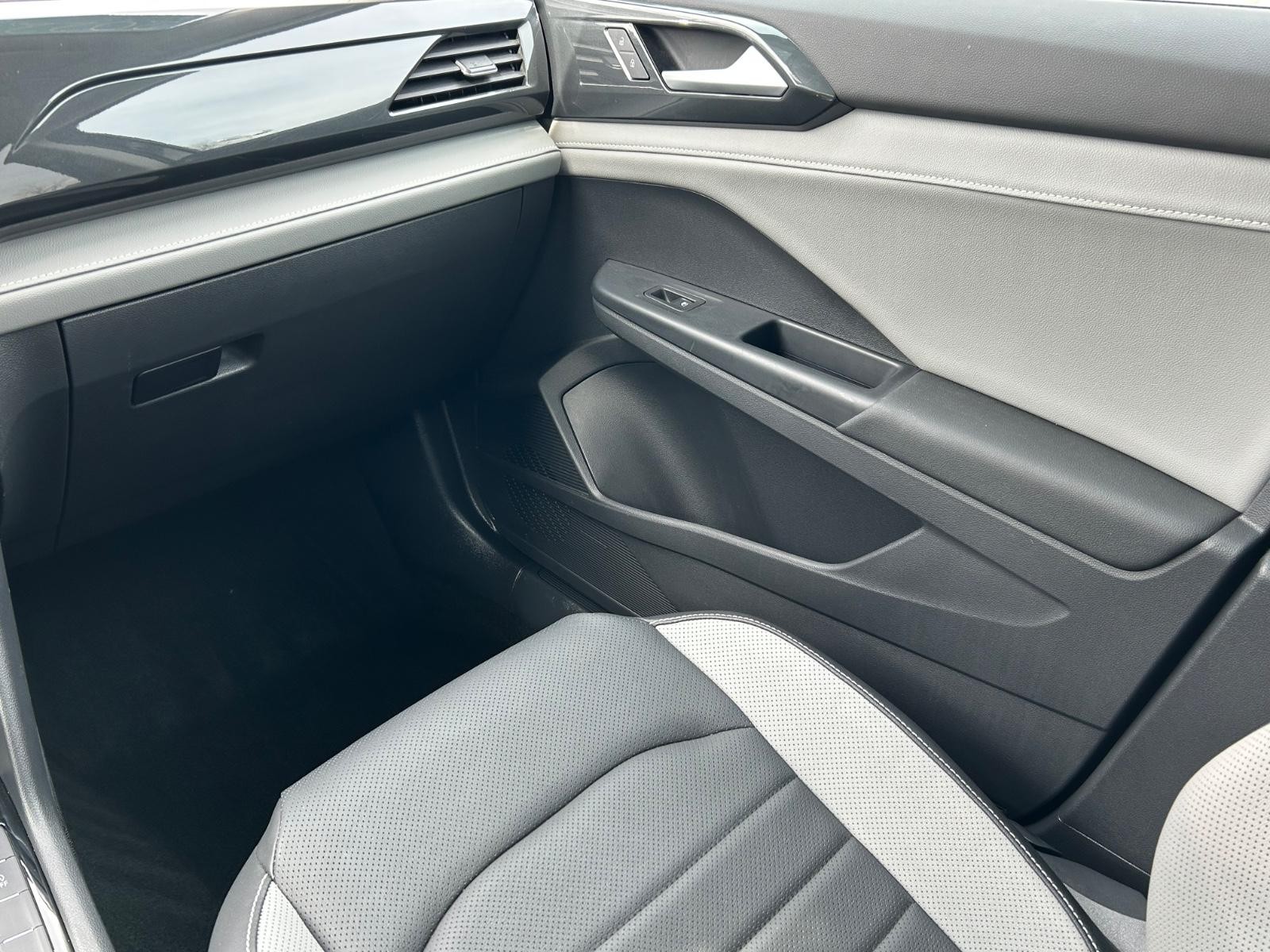 Volkswagen Taos Vehicle Image 15