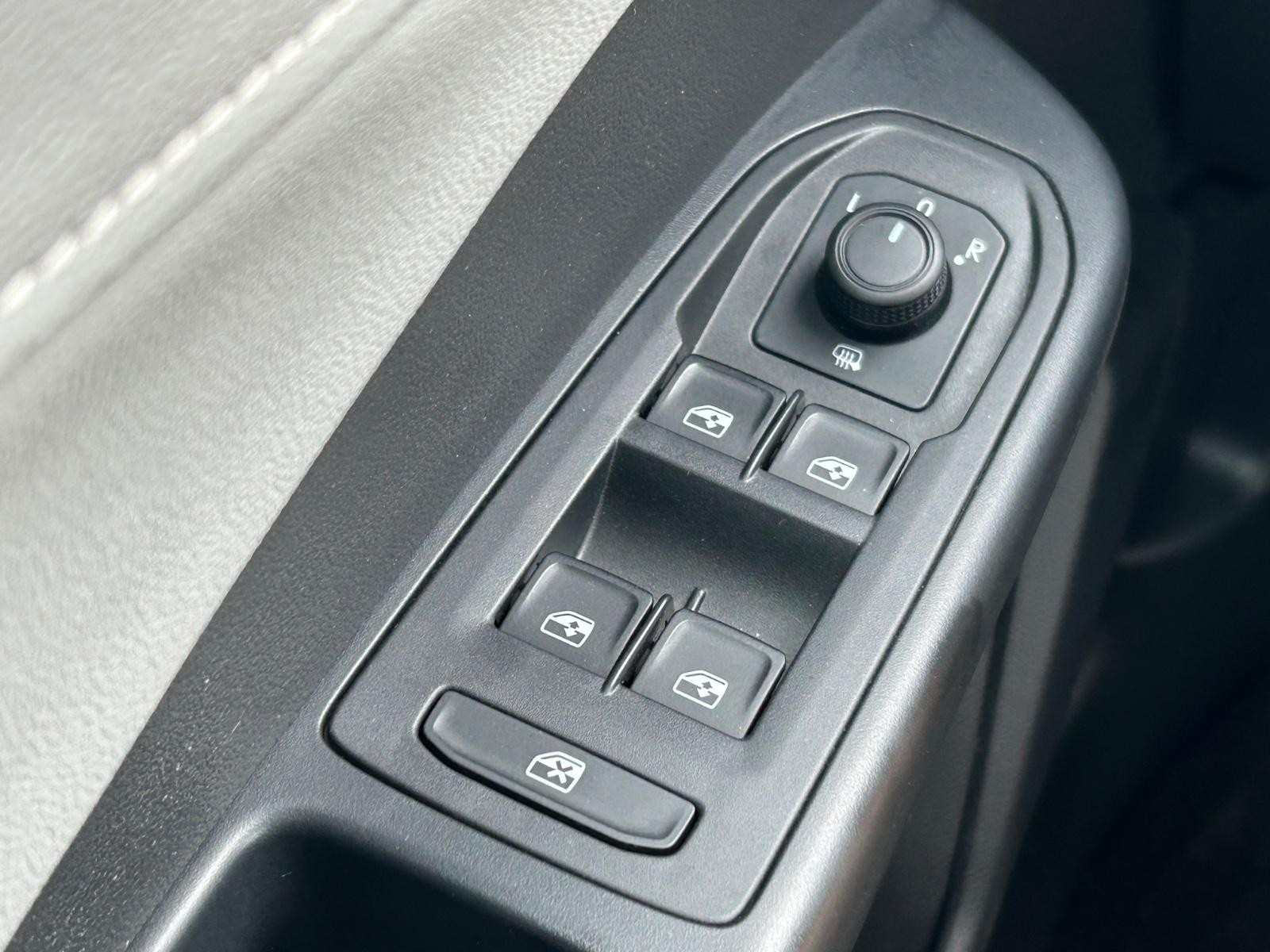 Volkswagen Taos Vehicle Image 21