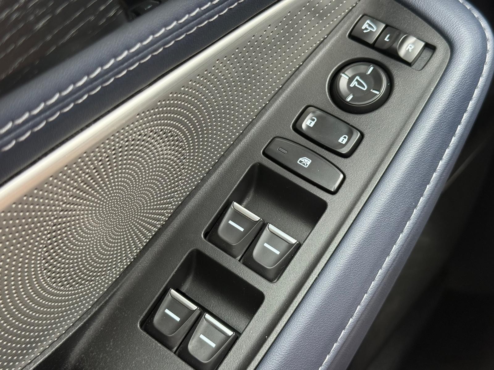 Acura MDX Vehicle Image 22