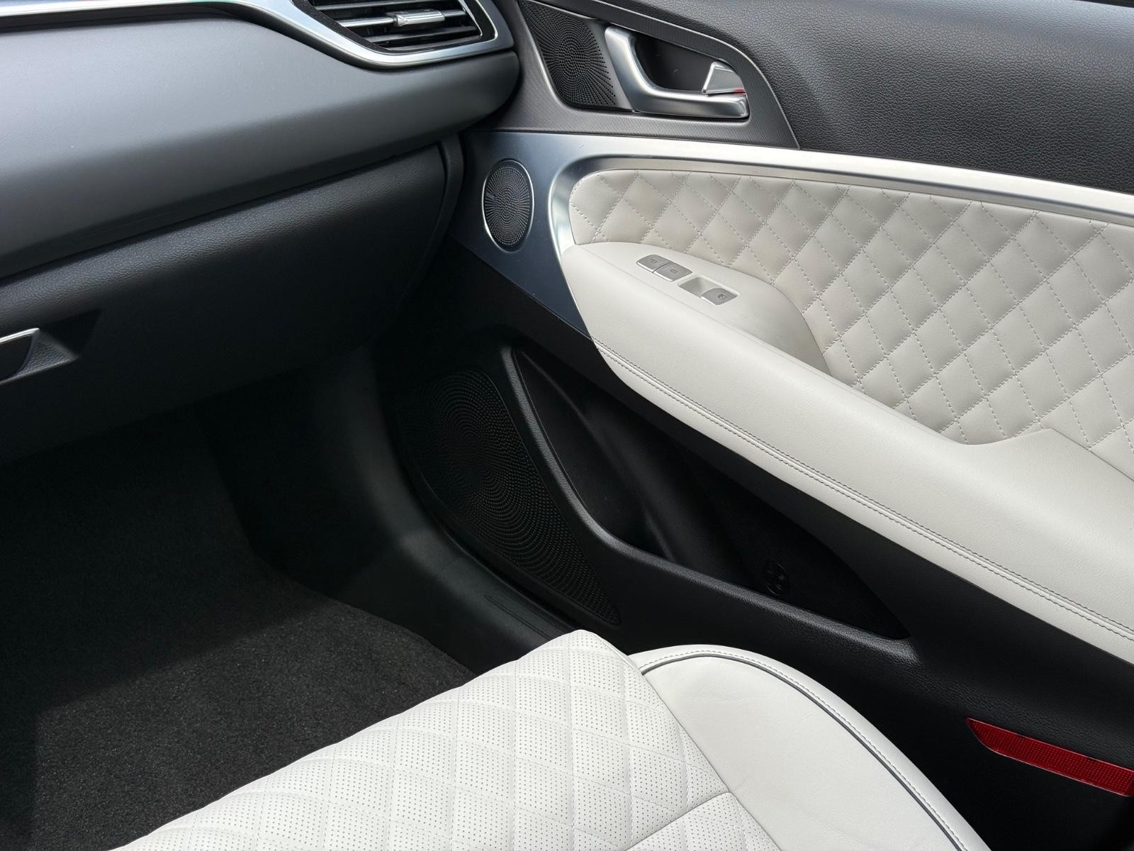 Genesis G70 Vehicle Image 15