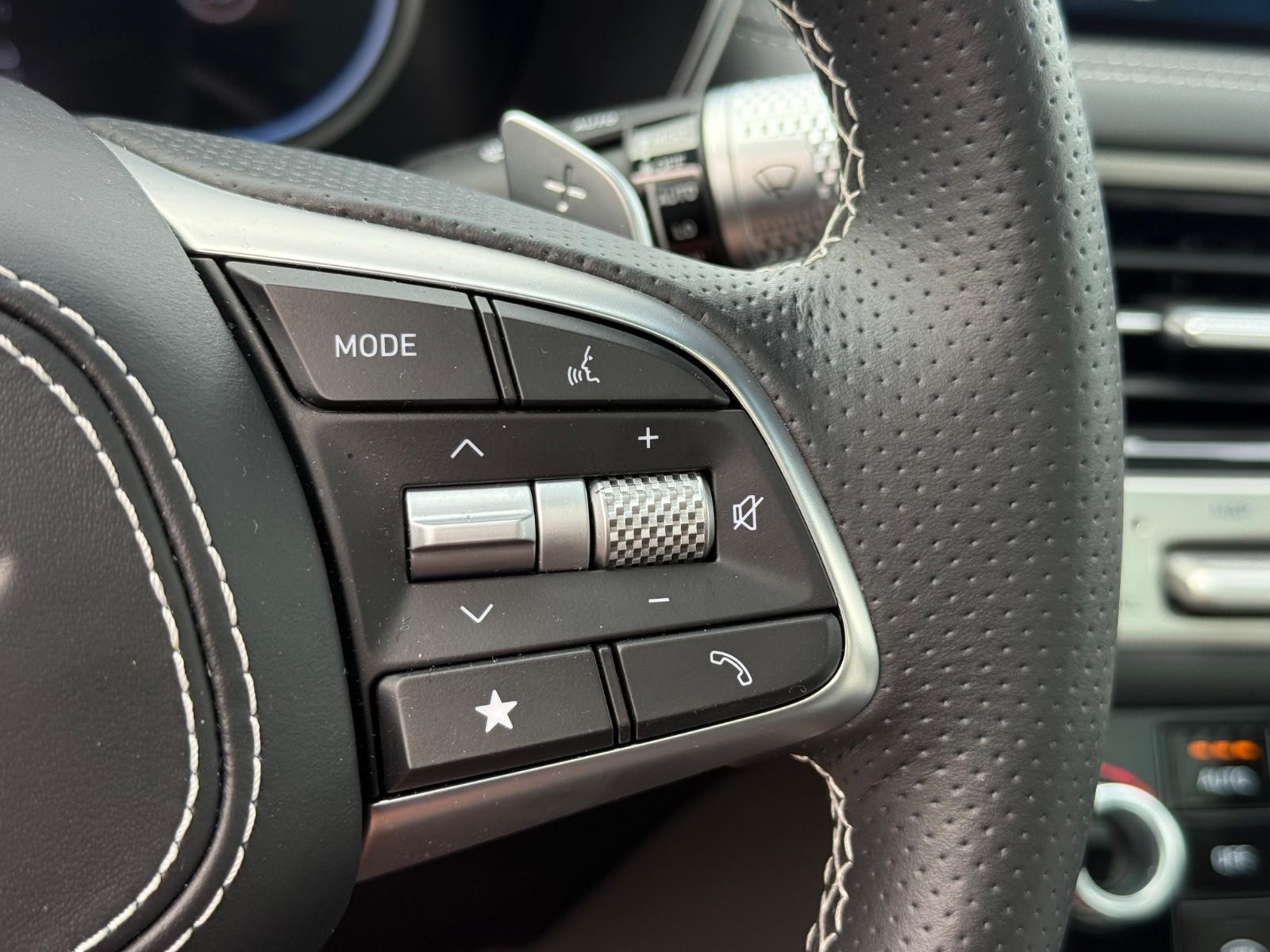 Genesis G70 Vehicle Image 18