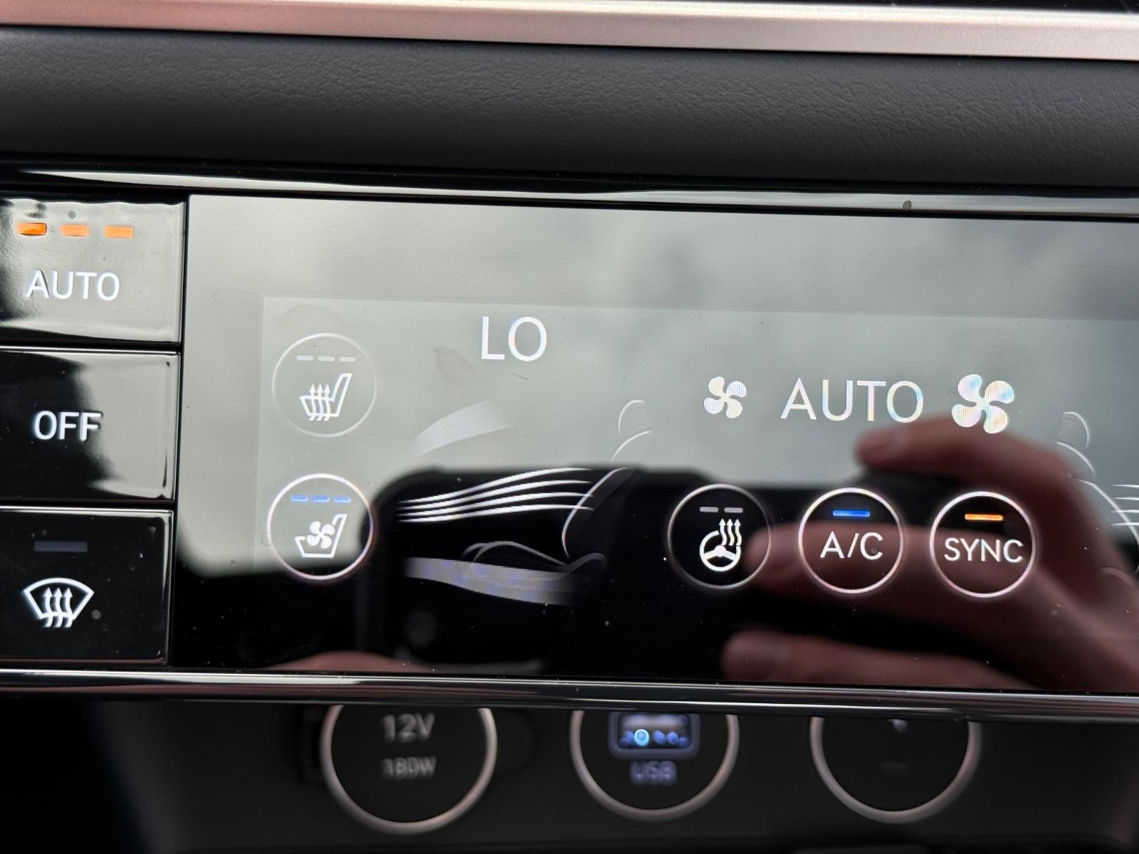 Genesis G70 Vehicle Image 21