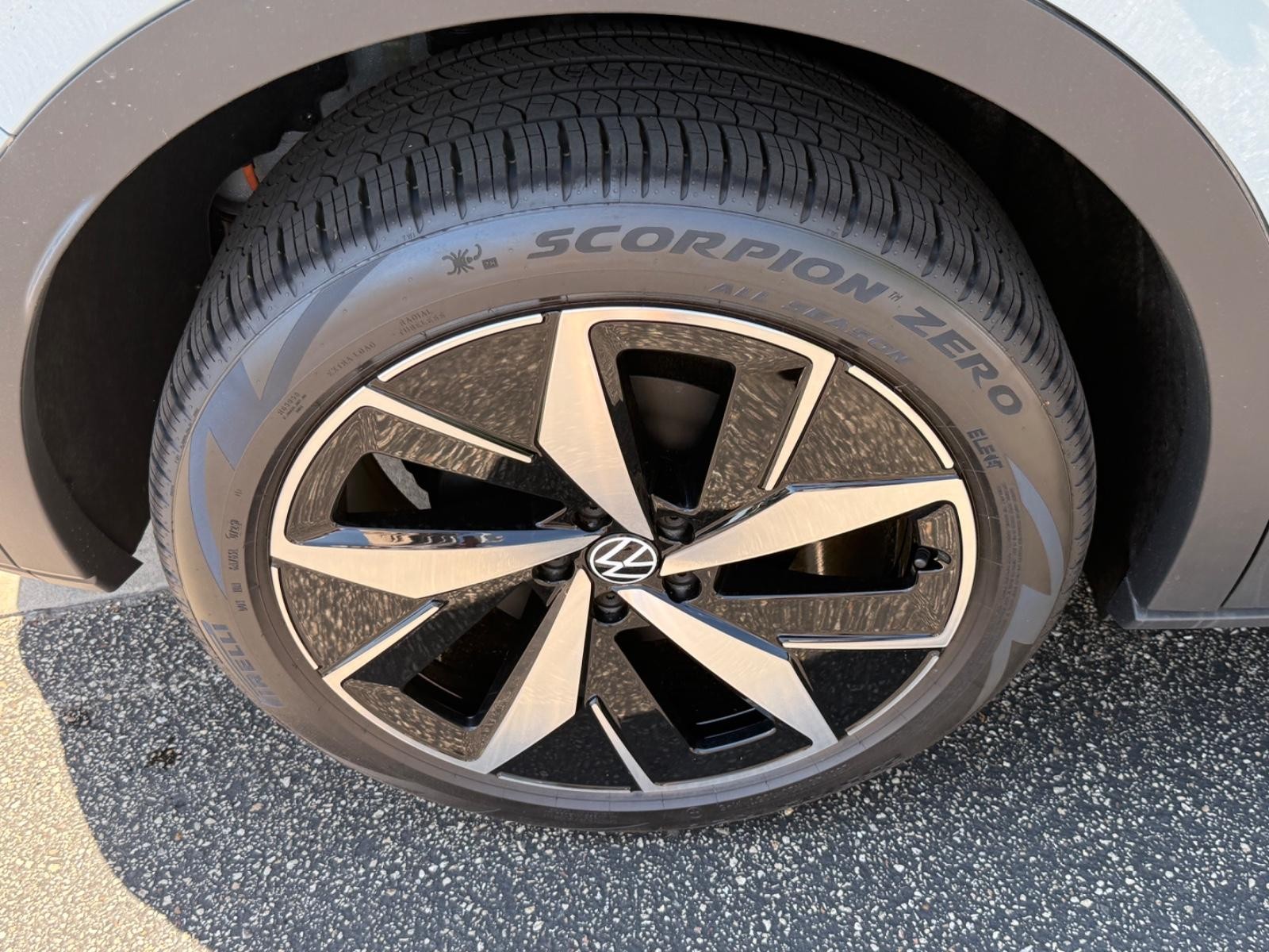Volkswagen ID.4 Vehicle Image 04