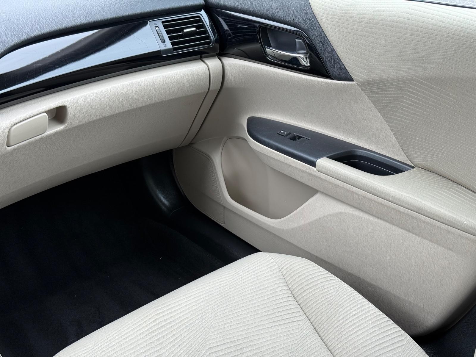 Honda Accord Sedan Vehicle Image 15