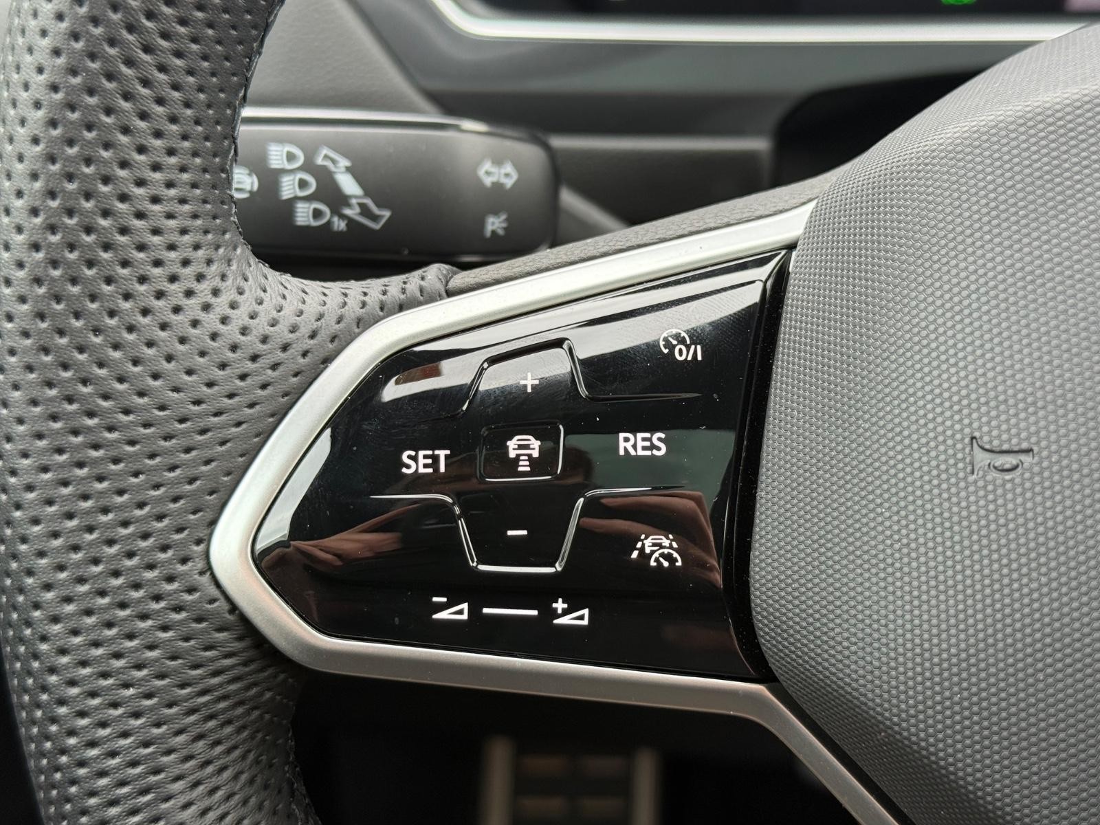 Volkswagen Tiguan Vehicle Image 11