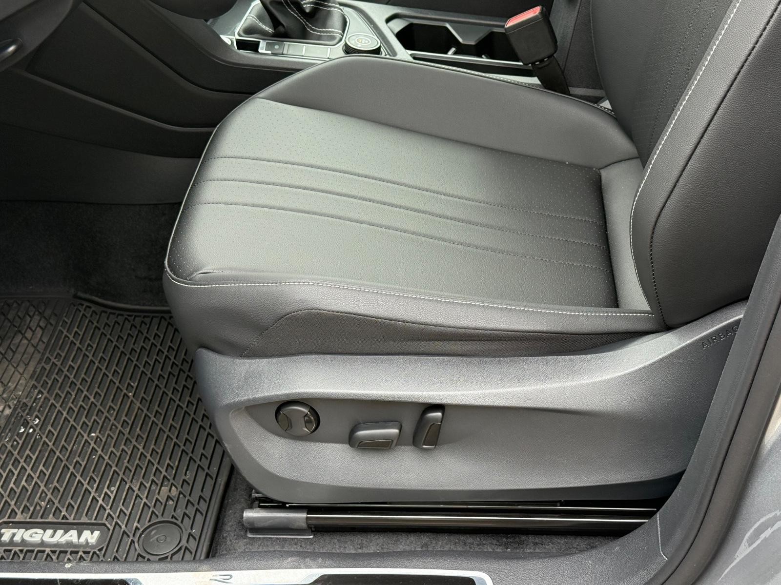 Volkswagen Tiguan Vehicle Image 16