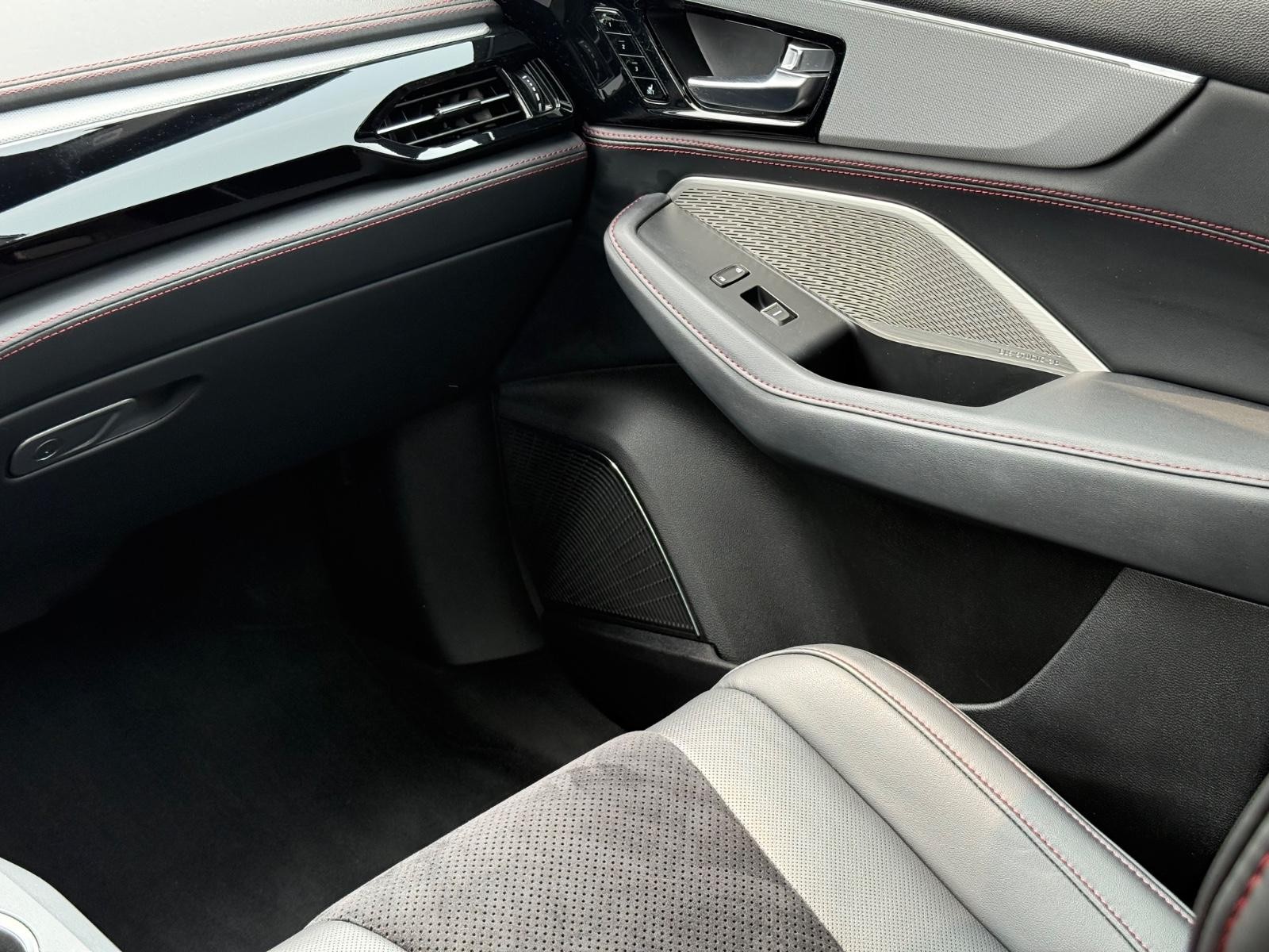 Acura MDX Vehicle Image 16