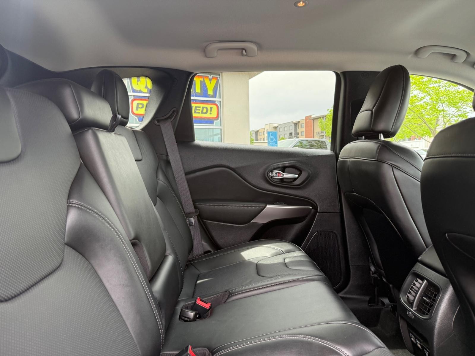 Jeep Cherokee Vehicle Image 10