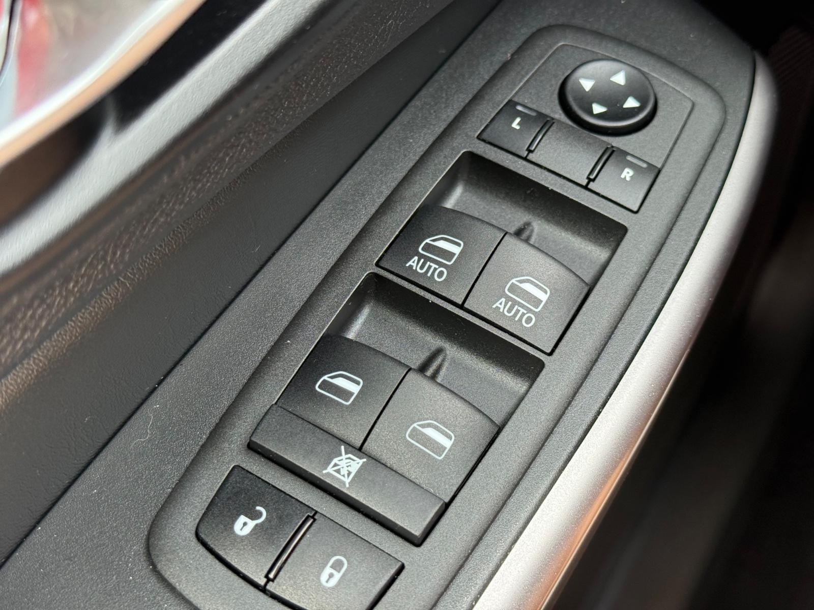 Jeep Cherokee Vehicle Image 21
