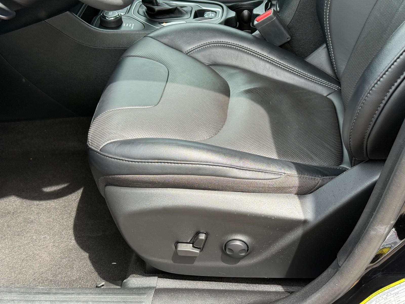Jeep Cherokee Vehicle Image 22