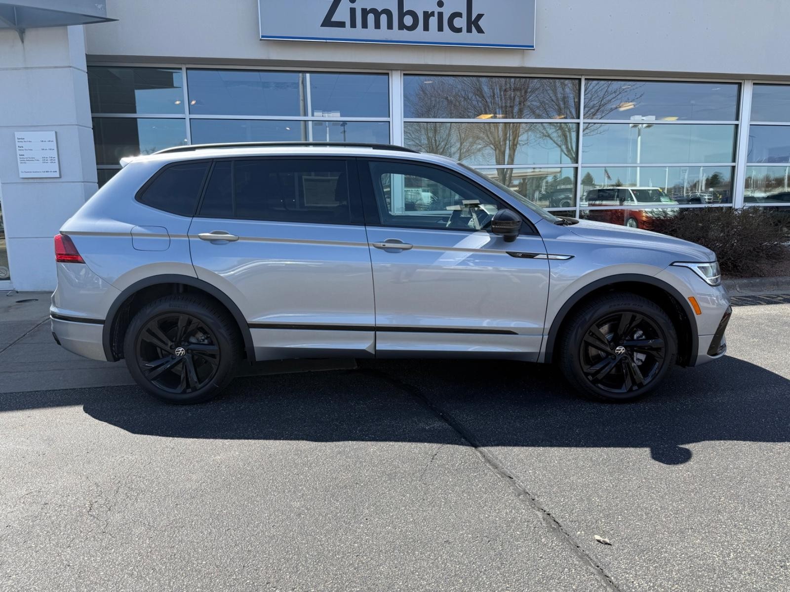 Volkswagen Tiguan Vehicle Image 02