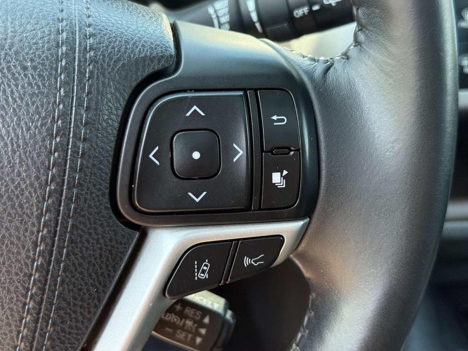 Toyota Highlander Vehicle Image 17