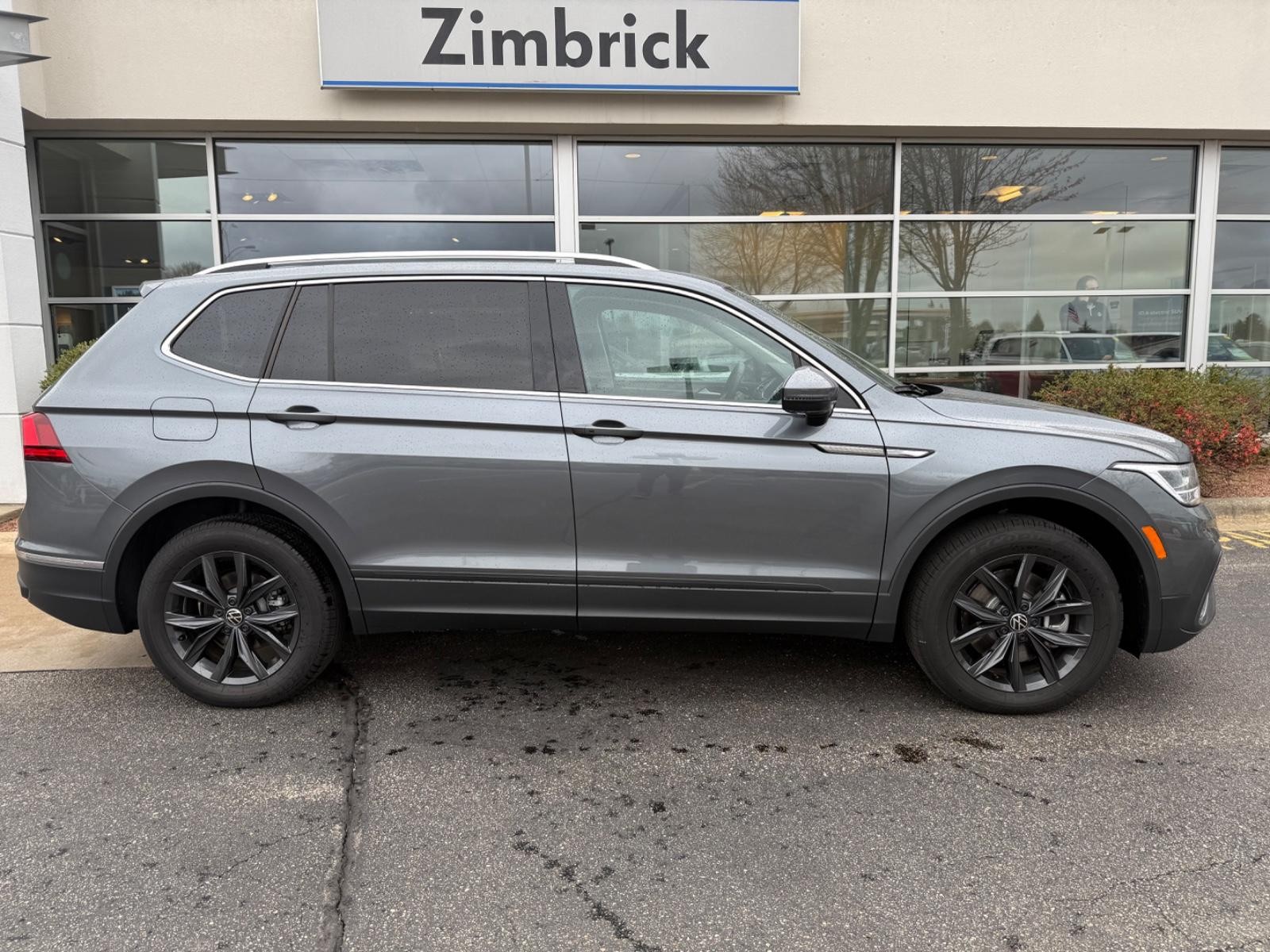 Volkswagen Tiguan Vehicle Image 02