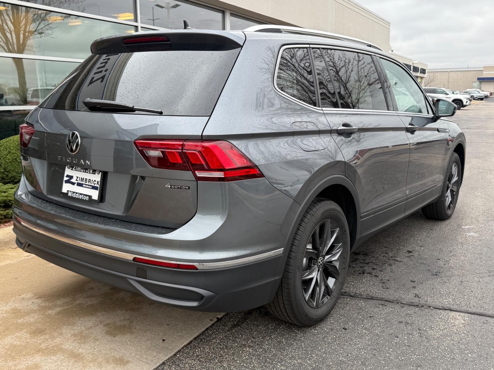 Volkswagen Tiguan Vehicle Image 03