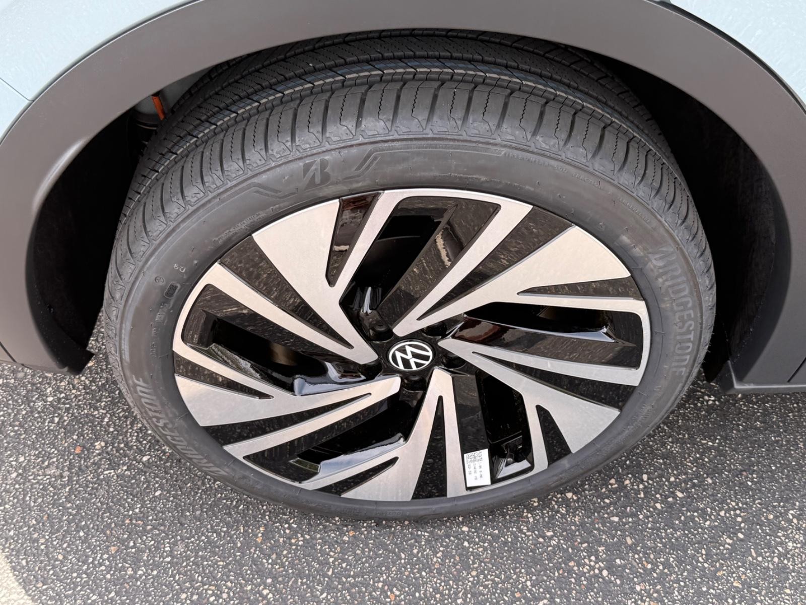 Volkswagen ID.4 Vehicle Image 04