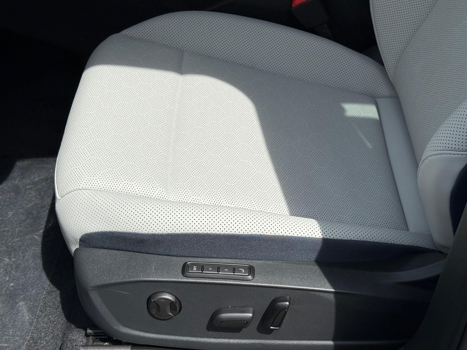 Volkswagen ID.4 Vehicle Image 16