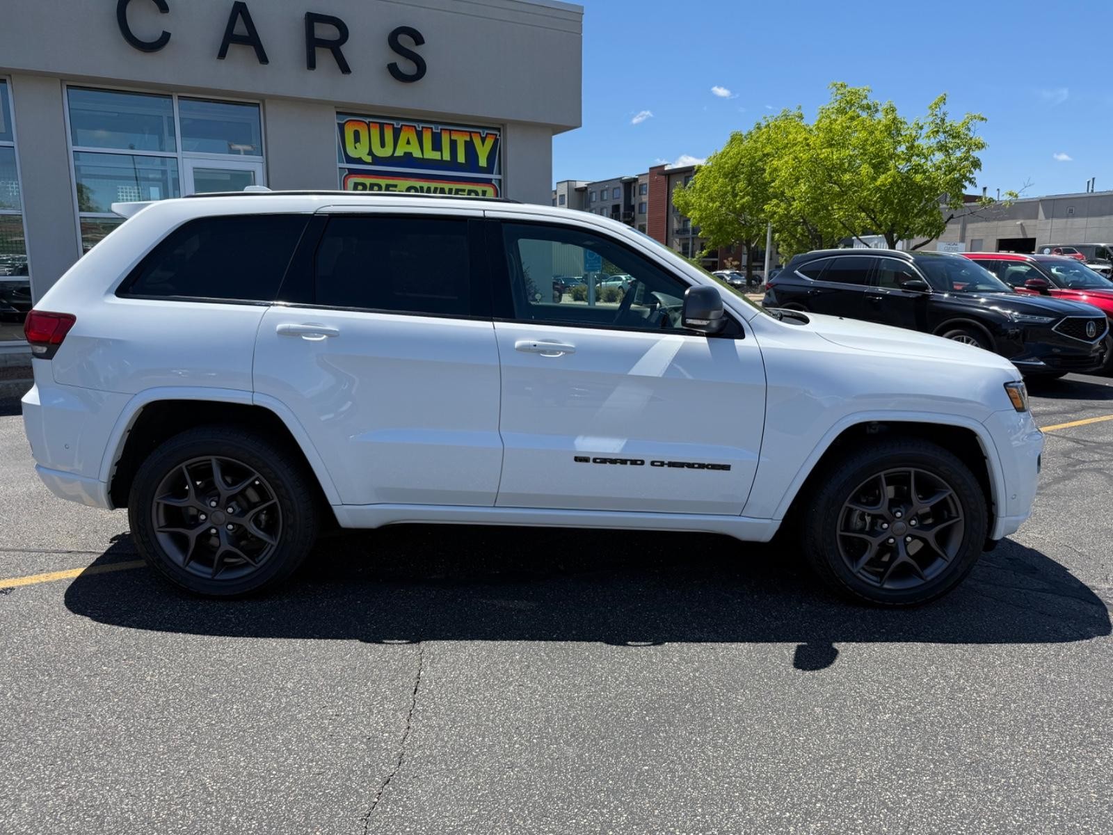 Jeep Grand Cherokee Vehicle Image 02