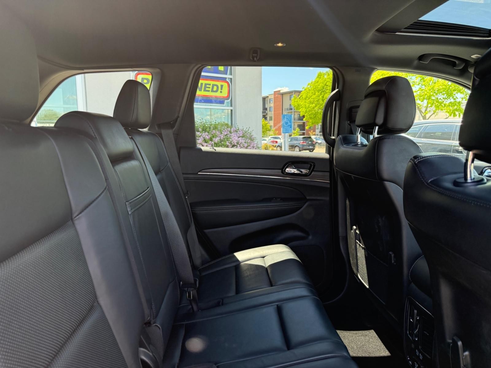 Jeep Grand Cherokee Vehicle Image 10