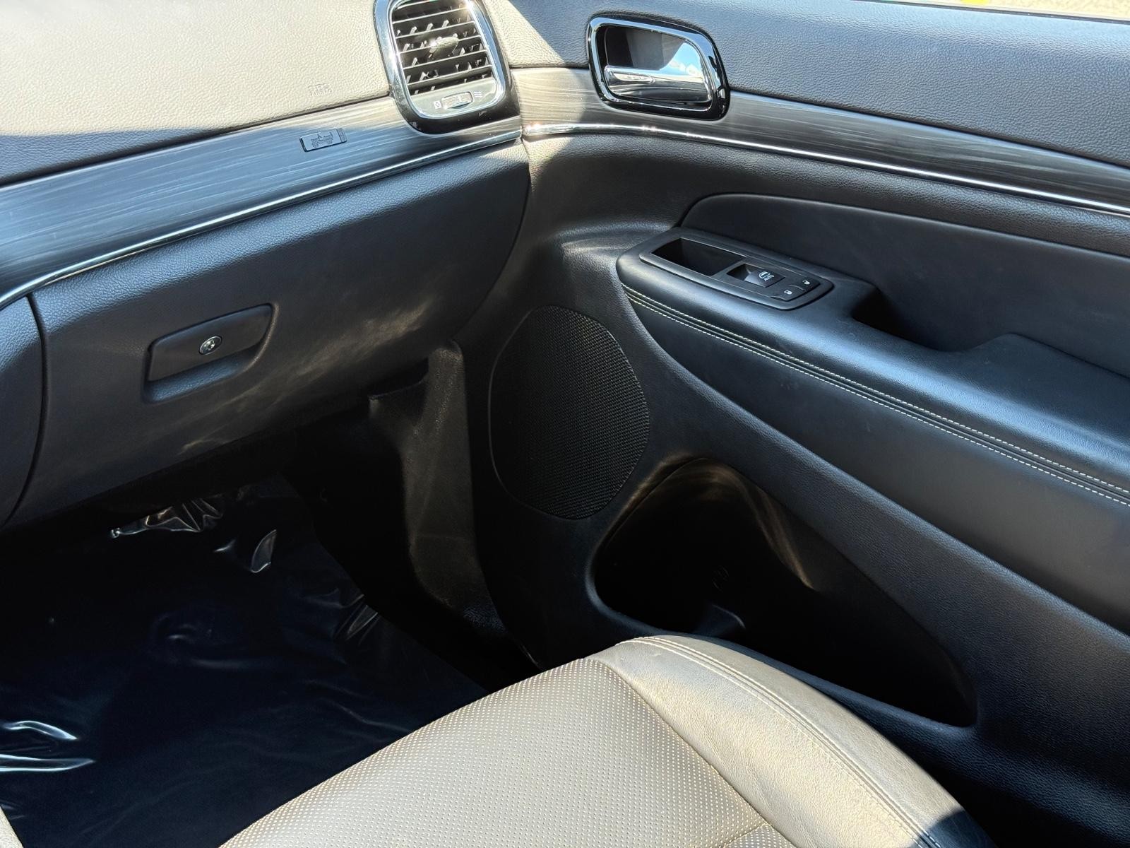 Jeep Grand Cherokee Vehicle Image 15
