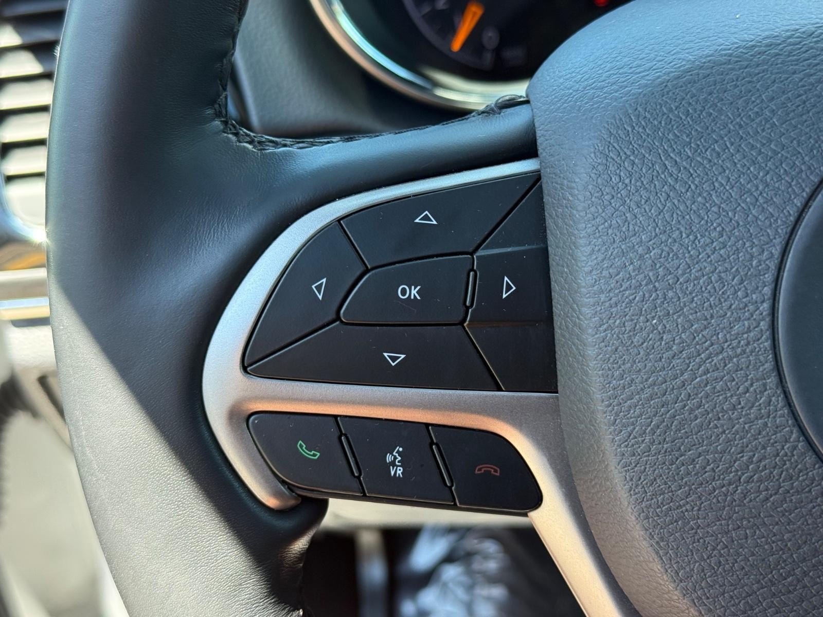 Jeep Grand Cherokee Vehicle Image 16