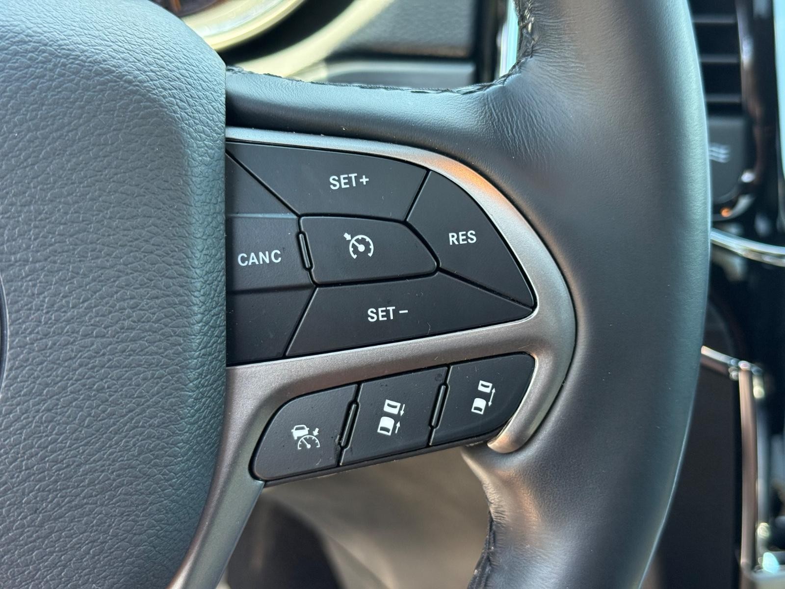 Jeep Grand Cherokee Vehicle Image 17