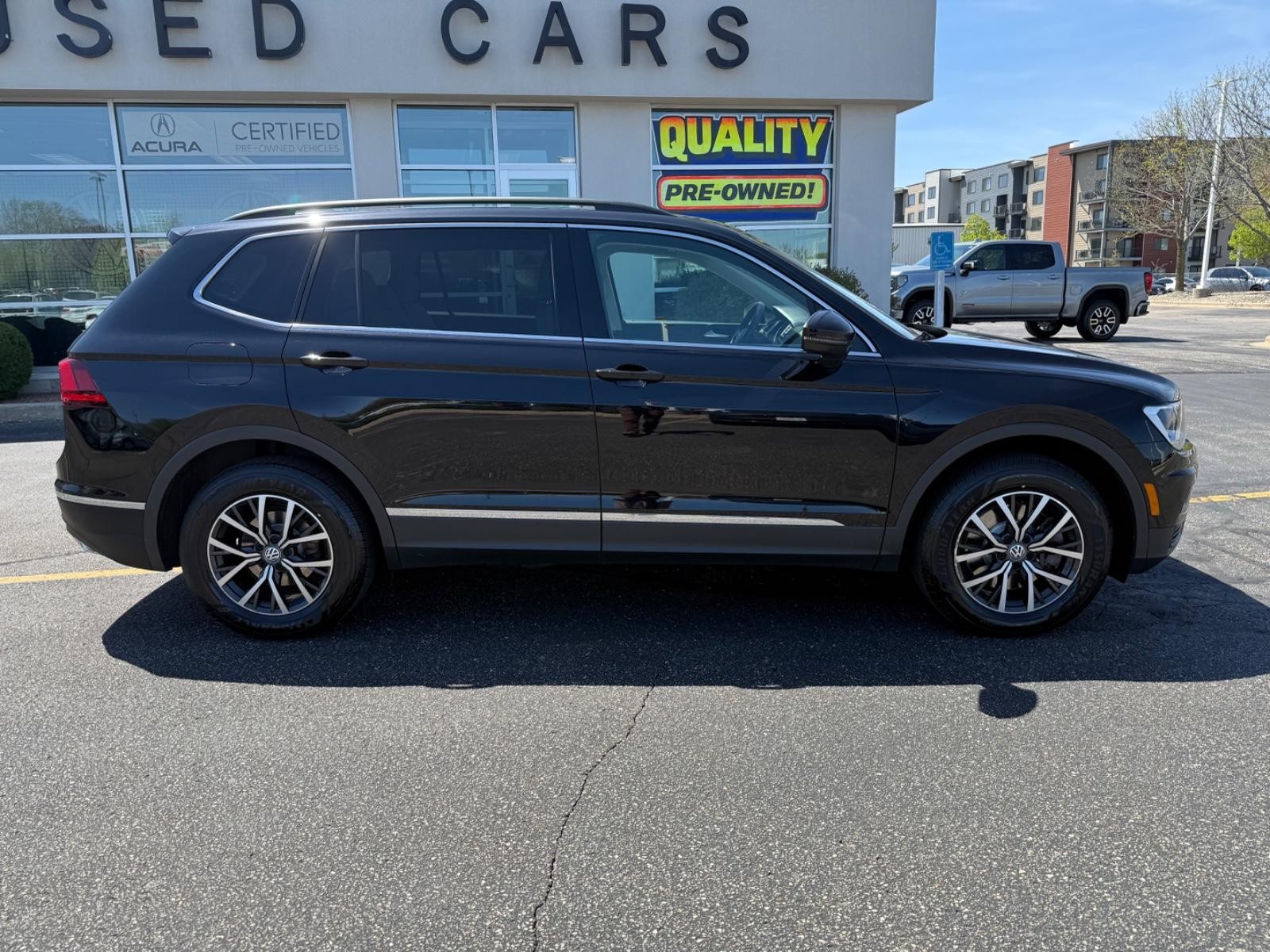 Volkswagen Tiguan Vehicle Image 02