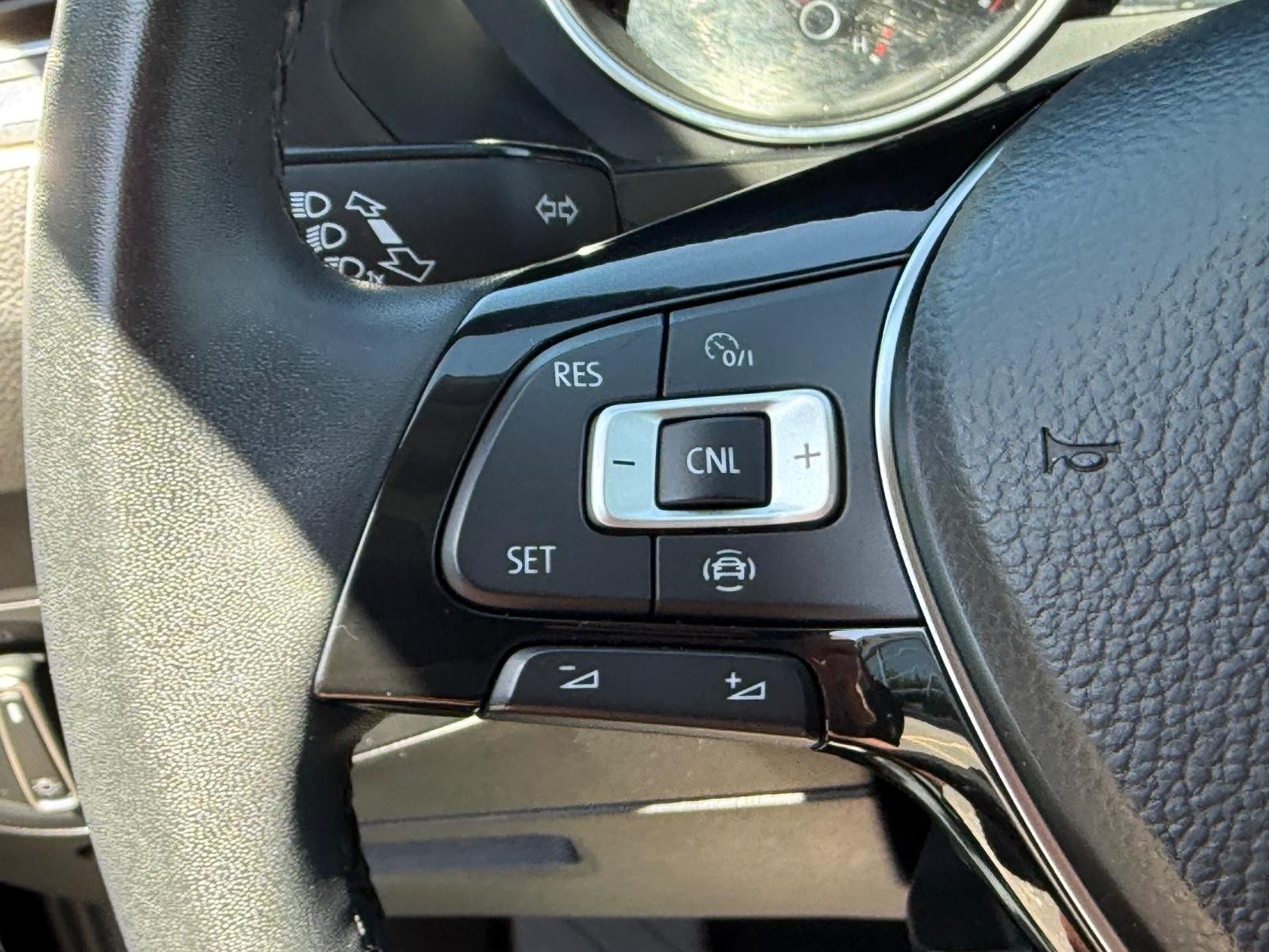 Volkswagen Tiguan Vehicle Image 16