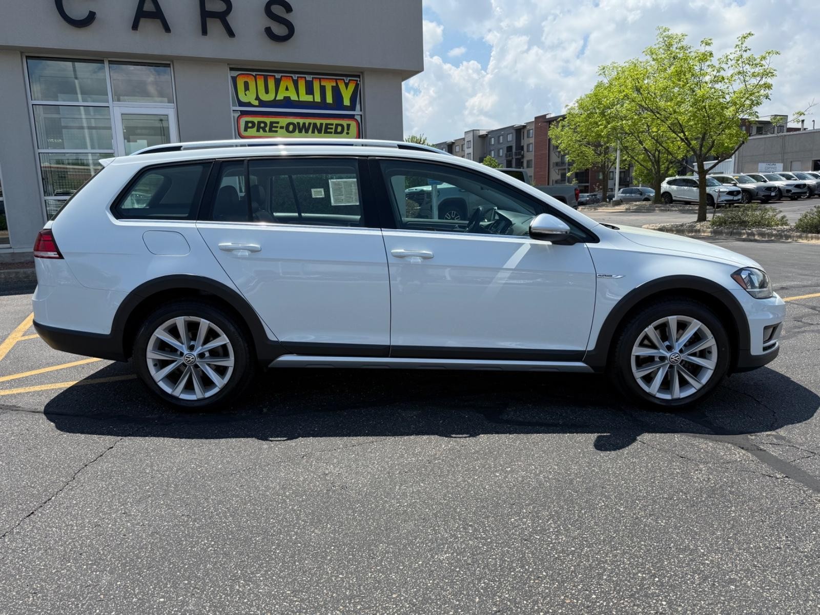 Volkswagen Golf Alltrack Vehicle Image 02