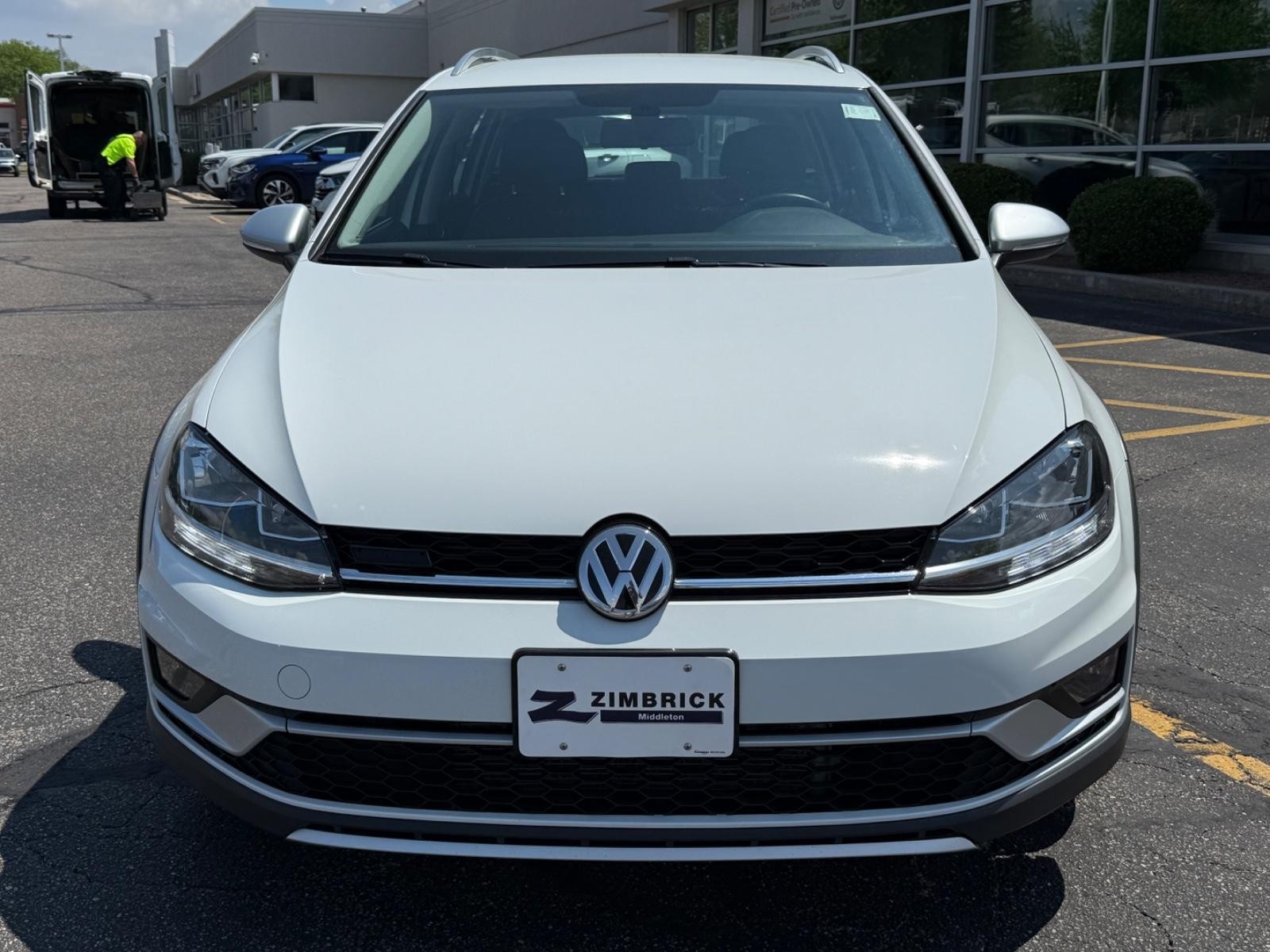 Volkswagen Golf Alltrack Vehicle Image 09
