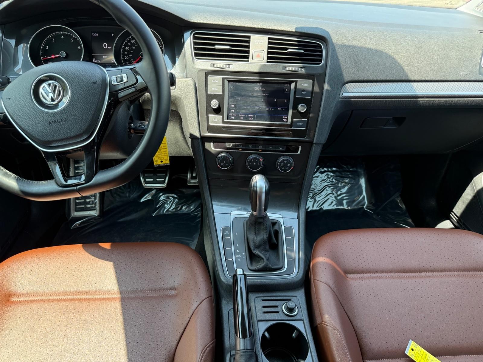 Volkswagen Golf Alltrack Vehicle Image 11
