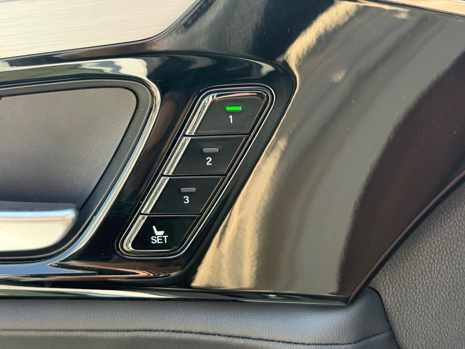 Acura MDX Vehicle Image 16