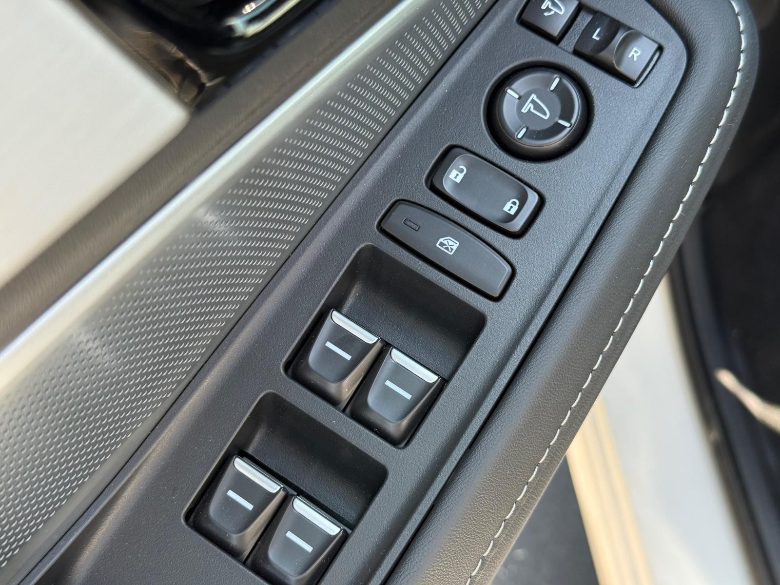 Acura MDX Vehicle Image 22