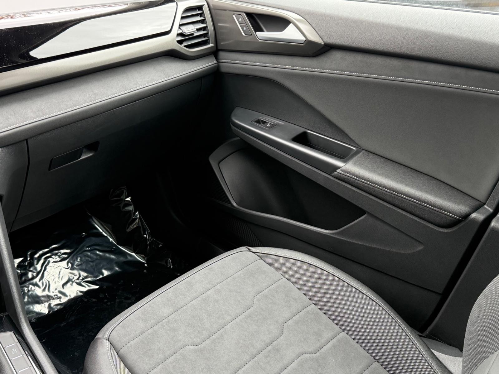 Volkswagen Taos Vehicle Image 10