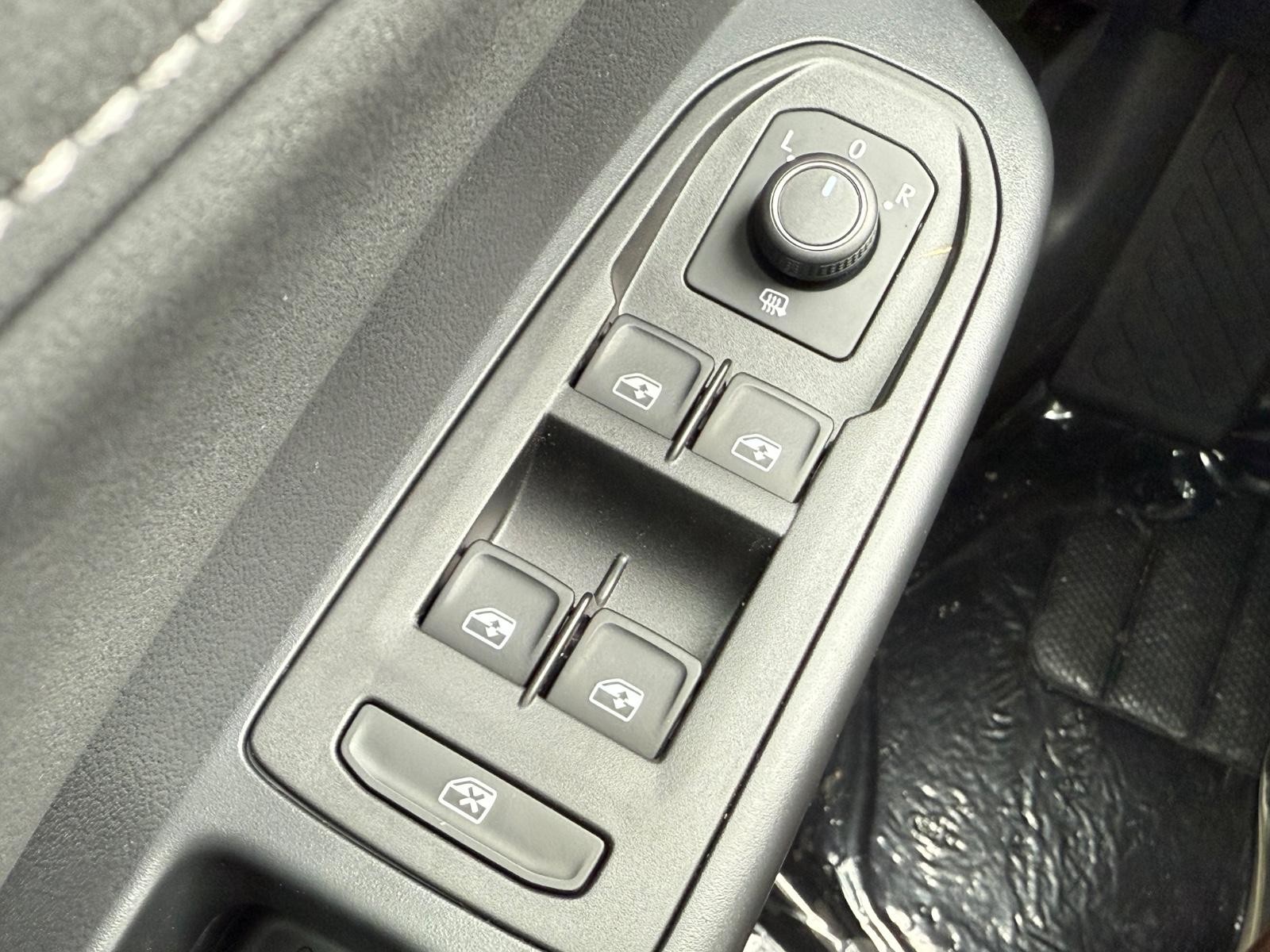 Volkswagen Taos Vehicle Image 15