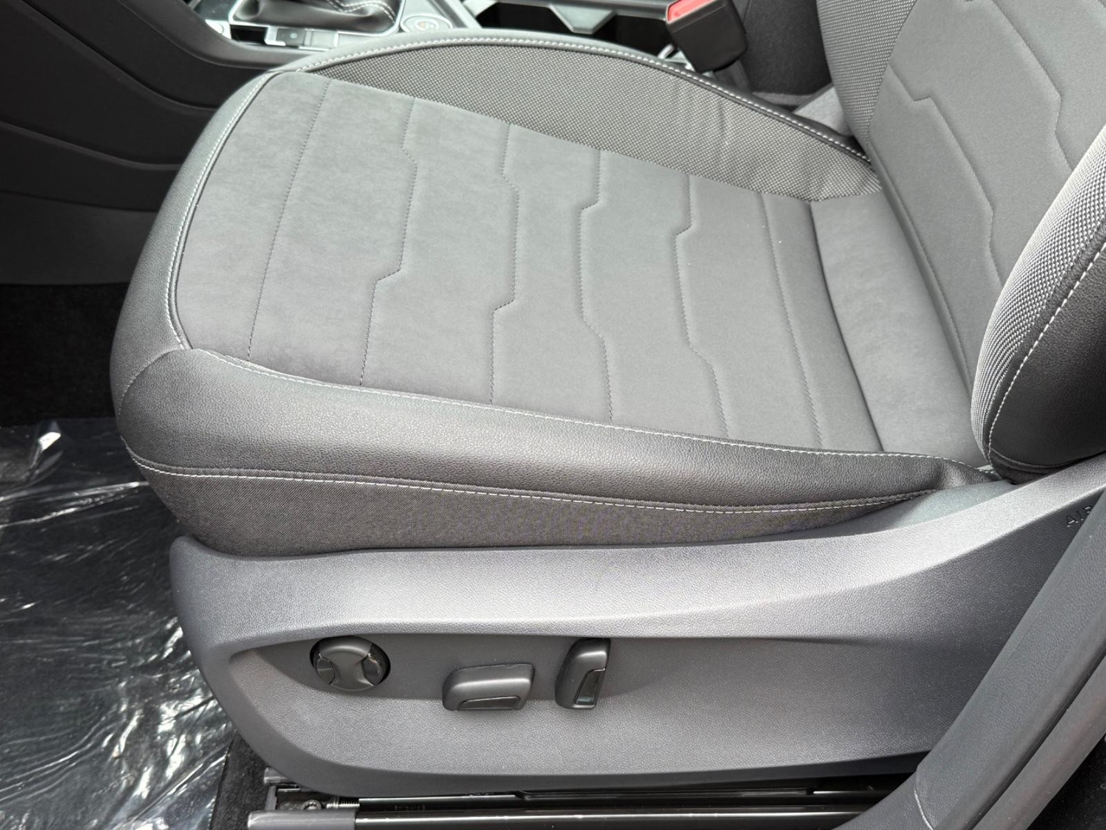 Volkswagen Taos Vehicle Image 16
