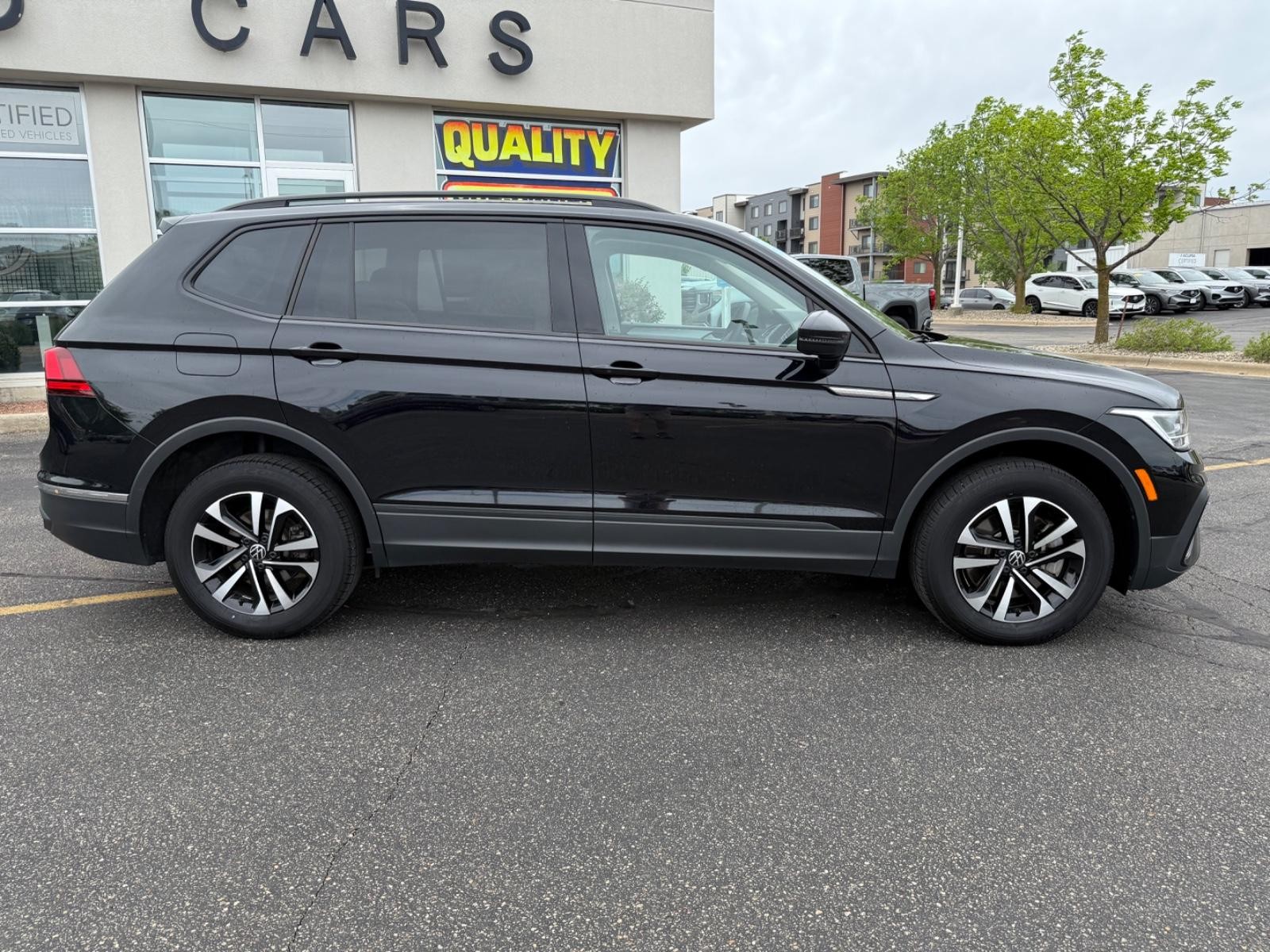 Volkswagen Tiguan Vehicle Image 02