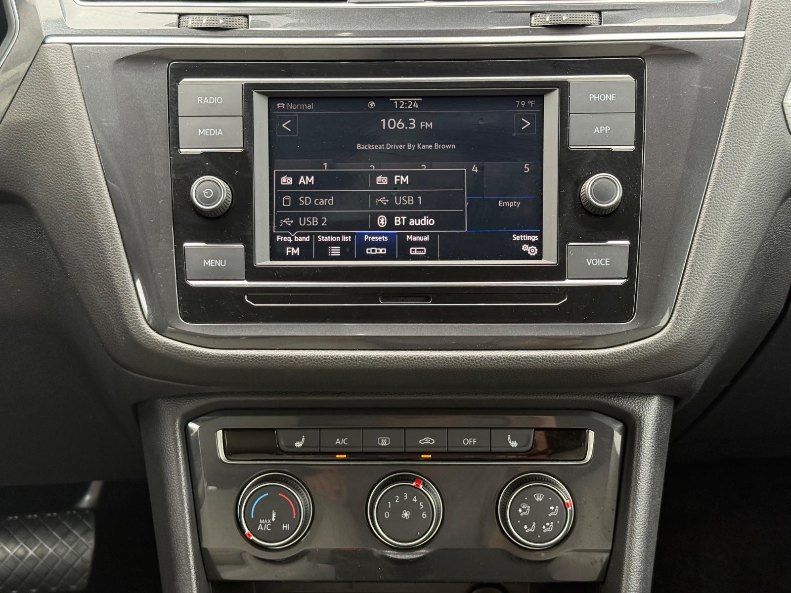 Volkswagen Tiguan Vehicle Image 12