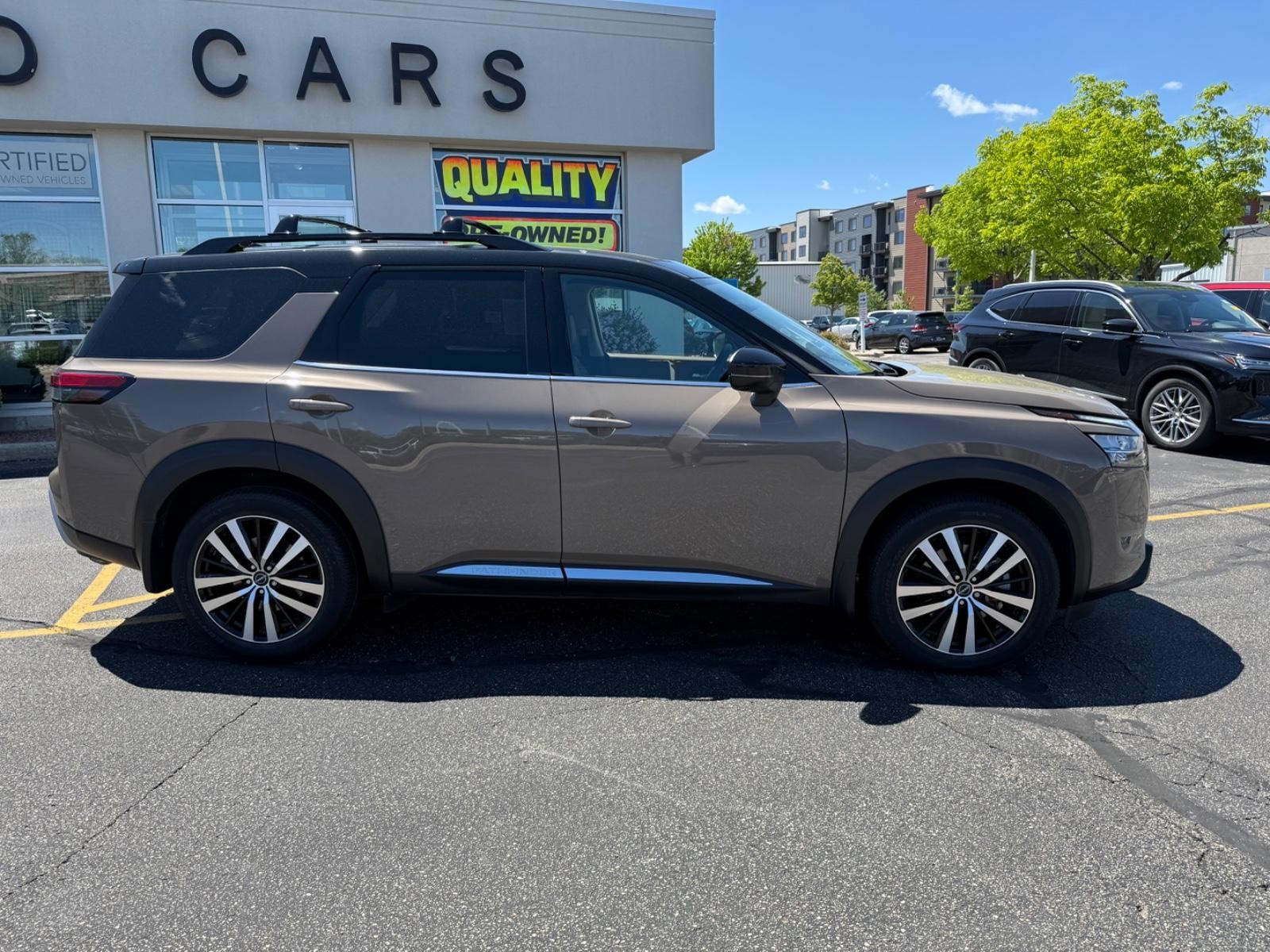 Nissan Pathfinder Vehicle Image 02