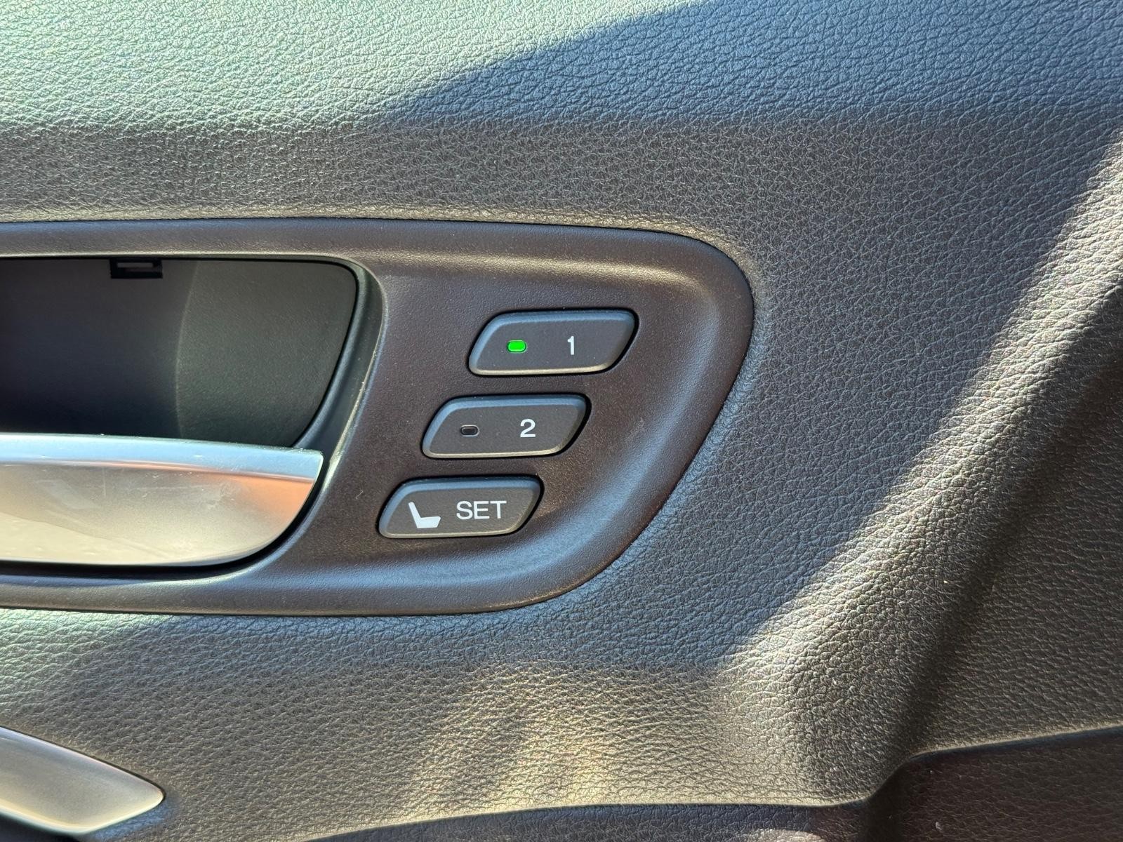 Acura MDX Vehicle Image 16