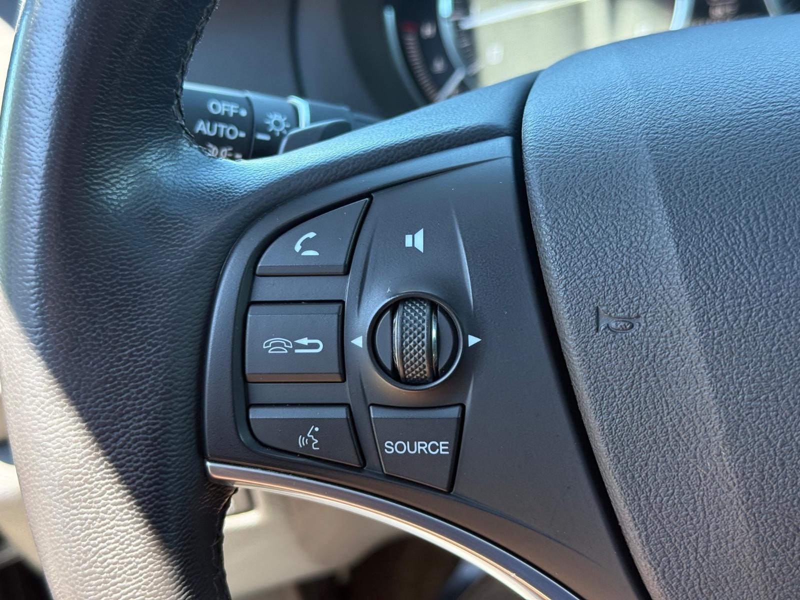 Acura MDX Vehicle Image 17