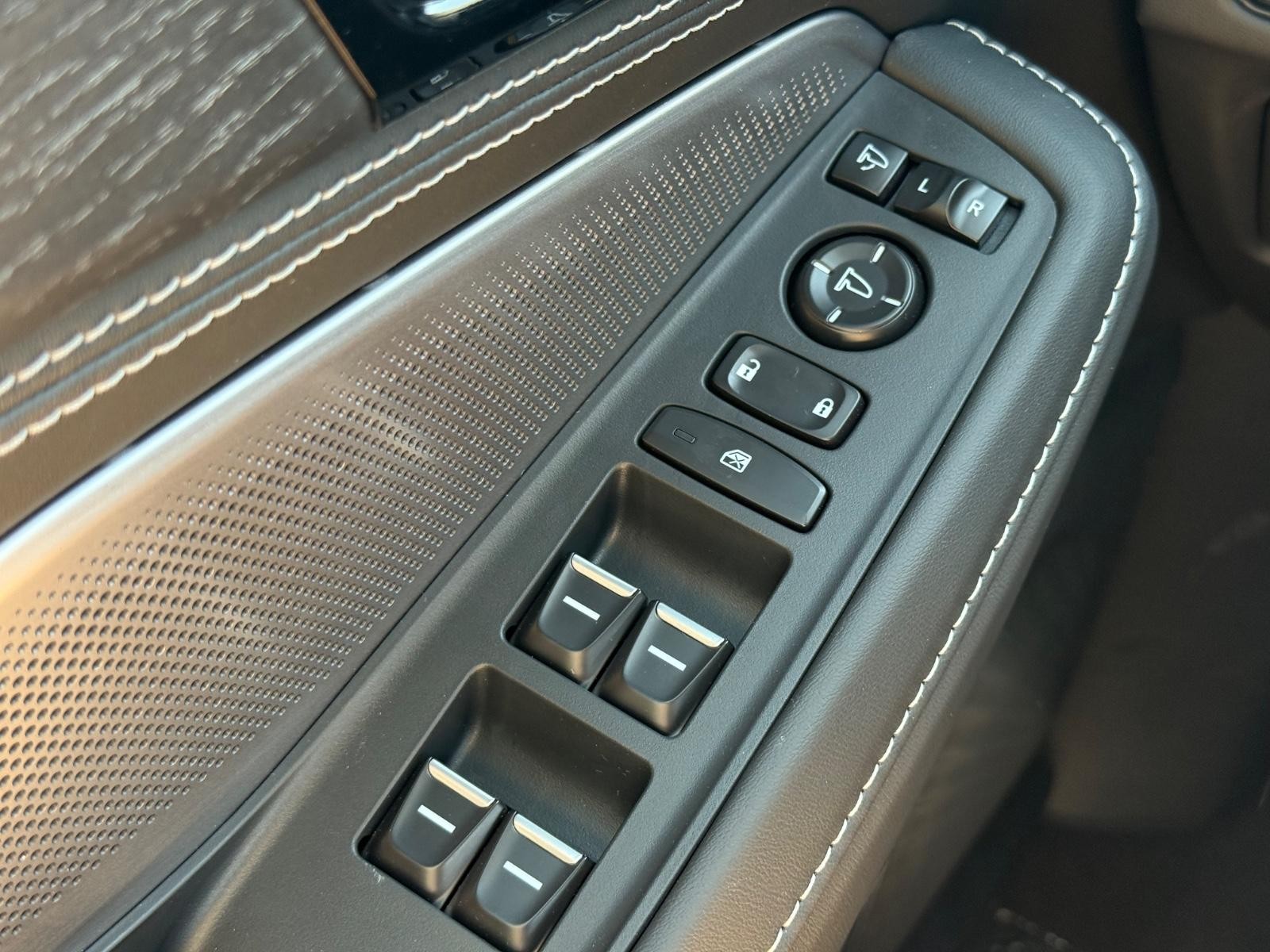 Acura MDX Vehicle Image 15