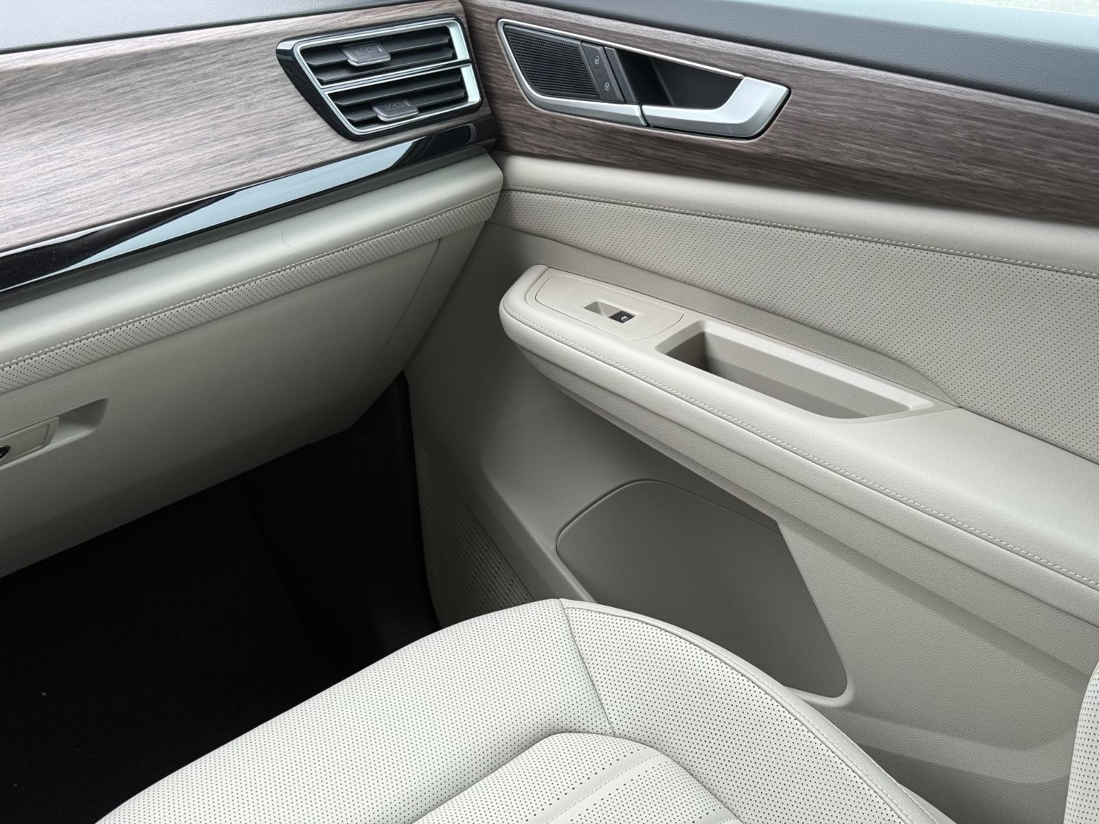 Volkswagen Atlas Vehicle Image 11