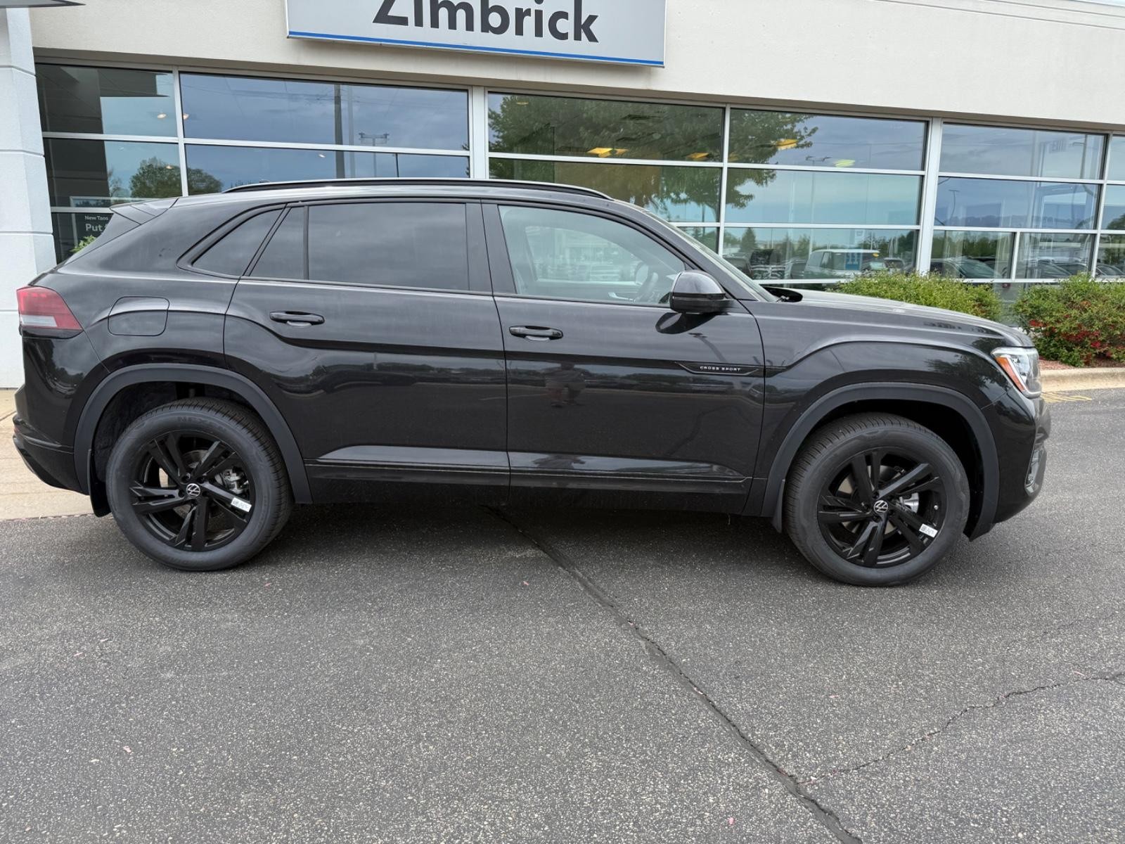 Volkswagen Atlas Cross Sport Vehicle Image 02