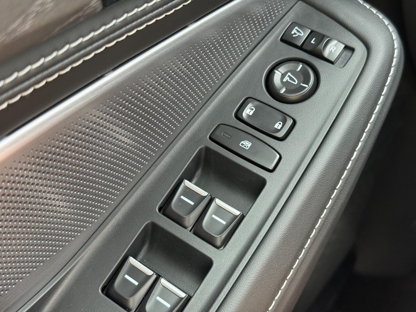 Acura MDX Vehicle Image 15